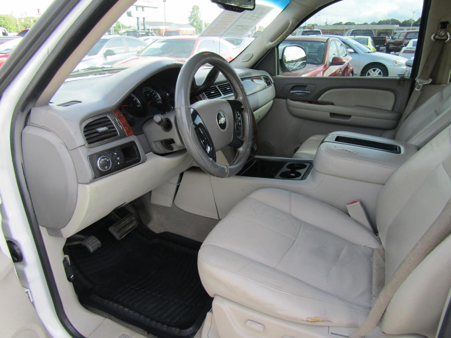 2007 White /Tan Chevrolet Avalanche (3GNEC12057G) with an 8 Cyl engine, Automatic transmission, located at 15016 S Hwy 231, Midland City, AL, 36350, (334) 983-3001, 31.306210, -85.495277 - Photo#3