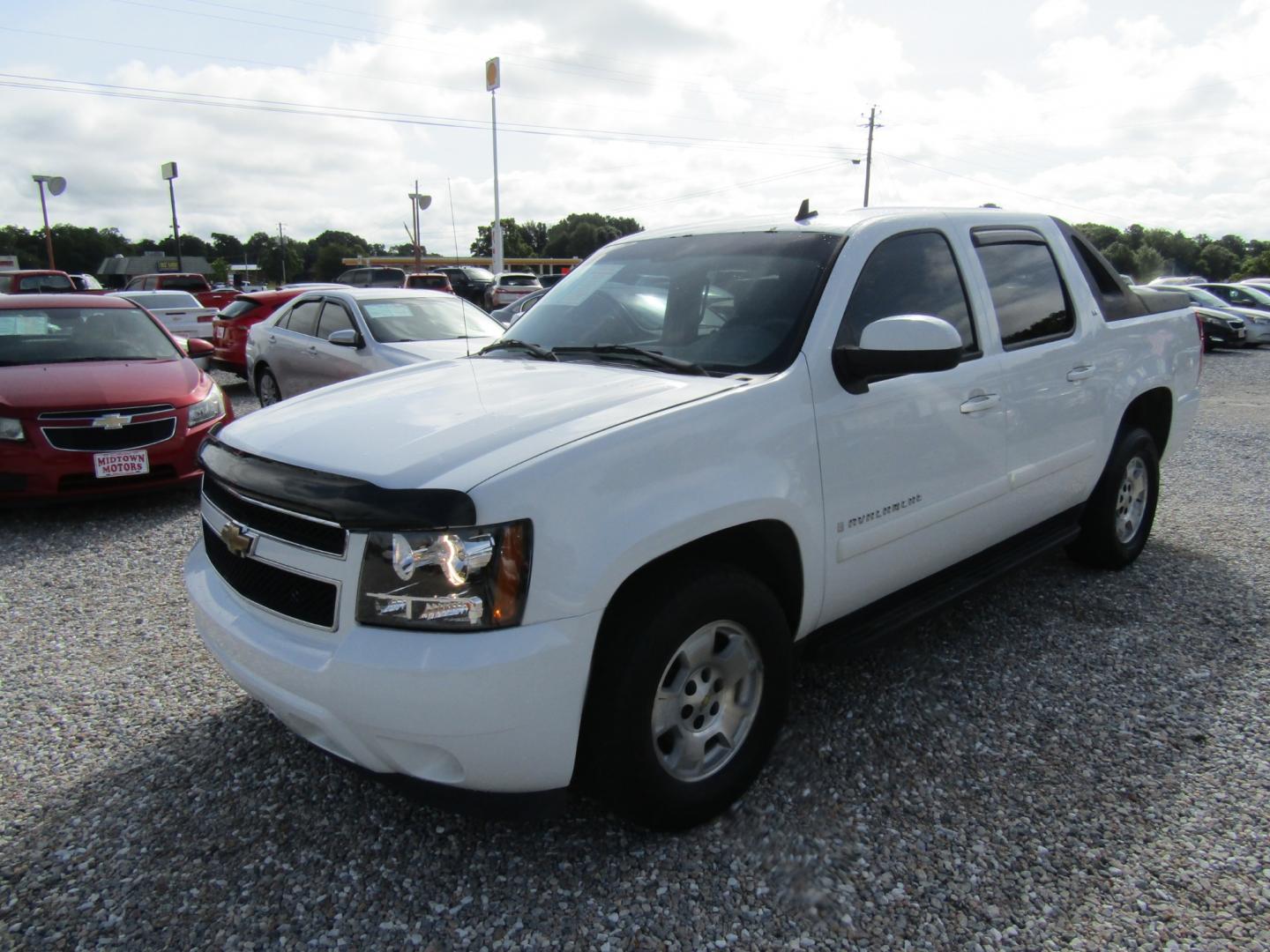 2007 White /Tan Chevrolet Avalanche (3GNEC12057G) with an 8 Cyl engine, Automatic transmission, located at 15016 S Hwy 231, Midland City, AL, 36350, (334) 983-3001, 31.306210, -85.495277 - Photo#2