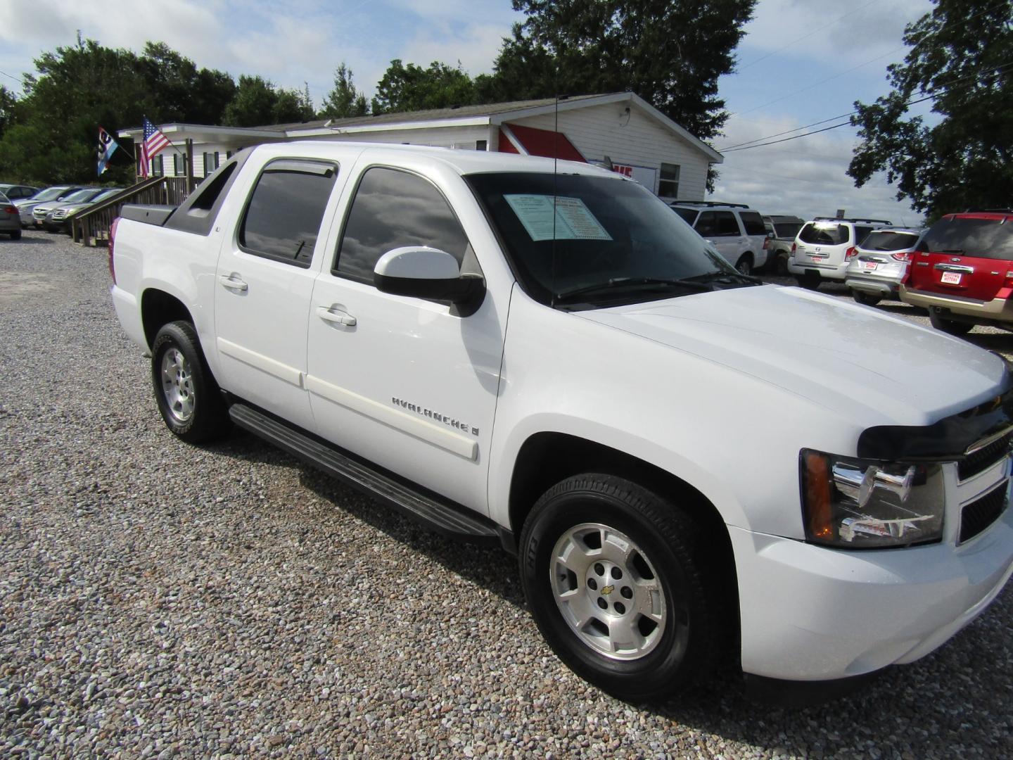 2007 White /Tan Chevrolet Avalanche (3GNEC12057G) with an 8 Cyl engine, Automatic transmission, located at 15016 S Hwy 231, Midland City, AL, 36350, (334) 983-3001, 31.306210, -85.495277 - Photo#0