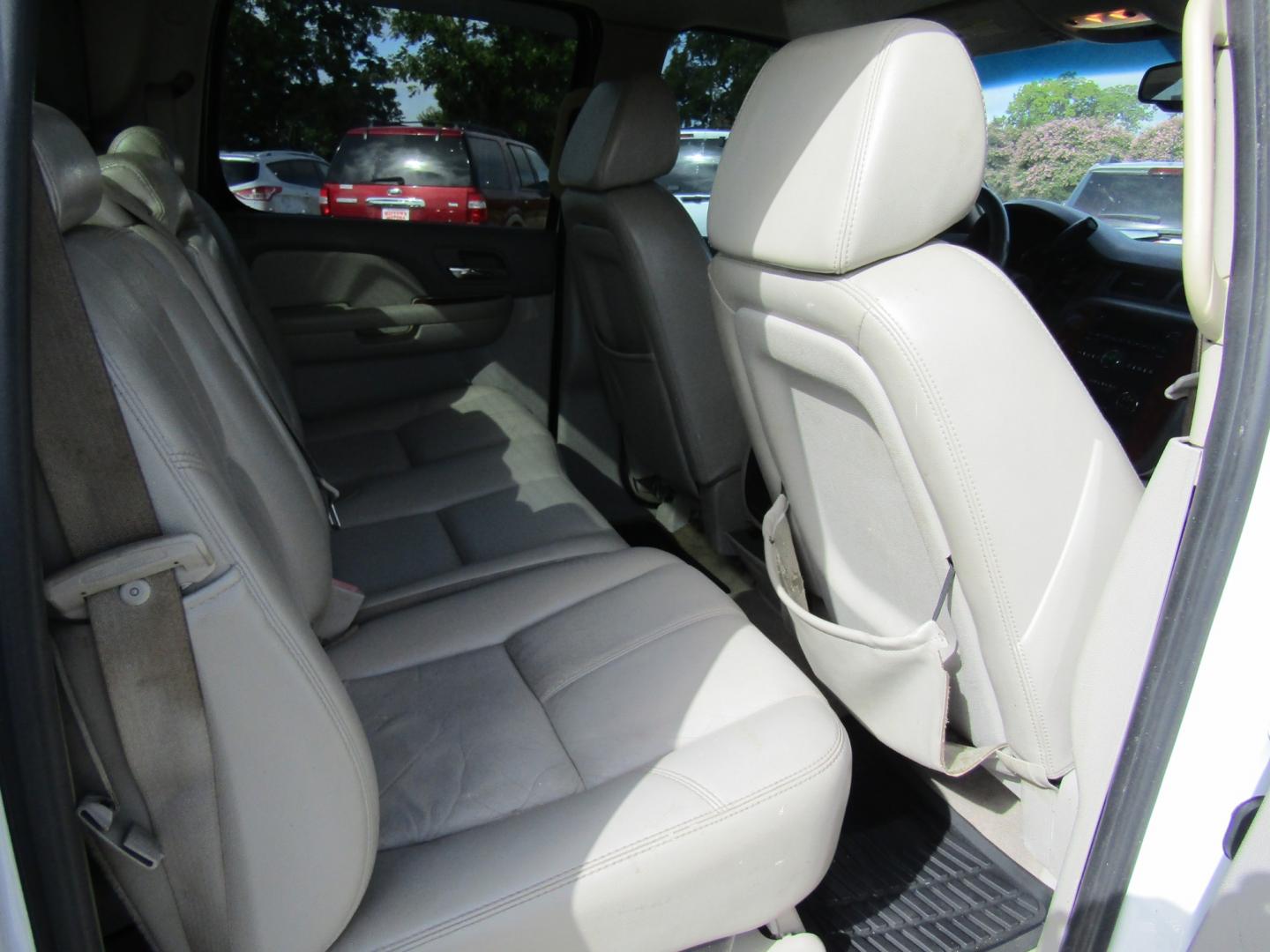 2007 White /Tan Chevrolet Avalanche (3GNEC12057G) with an 8 Cyl engine, Automatic transmission, located at 15016 S Hwy 231, Midland City, AL, 36350, (334) 983-3001, 31.306210, -85.495277 - Photo#8