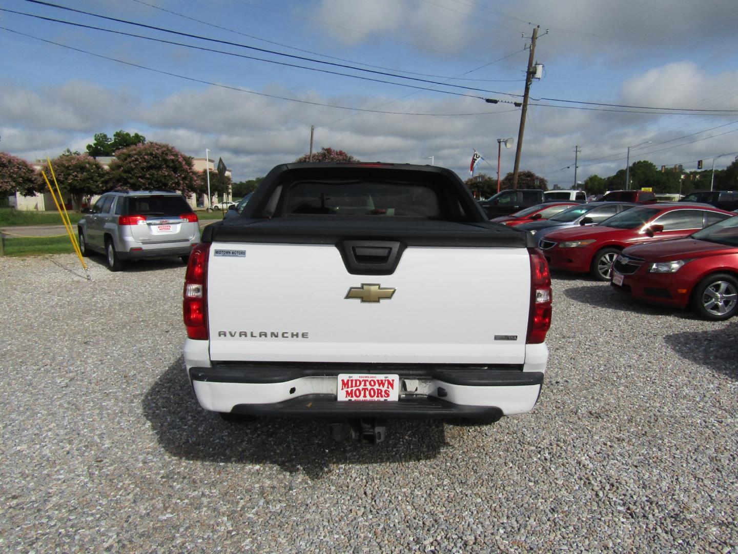 2007 White /Tan Chevrolet Avalanche (3GNEC12057G) with an 8 Cyl engine, Automatic transmission, located at 15016 S Hwy 231, Midland City, AL, 36350, (334) 983-3001, 31.306210, -85.495277 - Photo#6