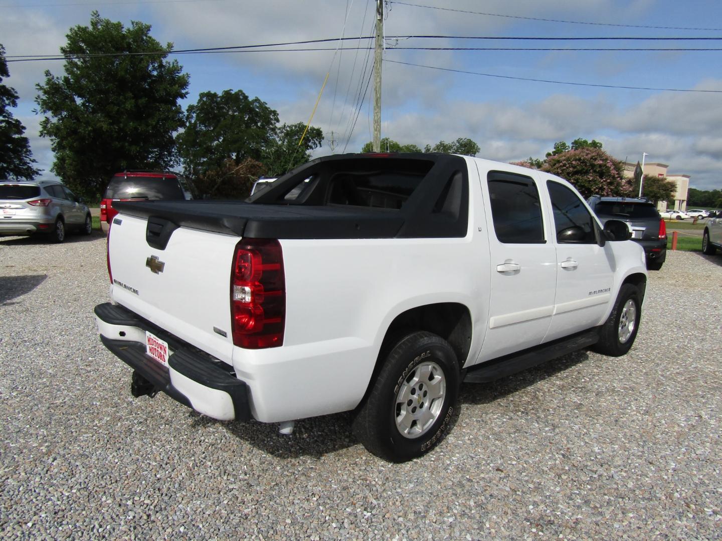 2007 White /Tan Chevrolet Avalanche (3GNEC12057G) with an 8 Cyl engine, Automatic transmission, located at 15016 S Hwy 231, Midland City, AL, 36350, (334) 983-3001, 31.306210, -85.495277 - Photo#7