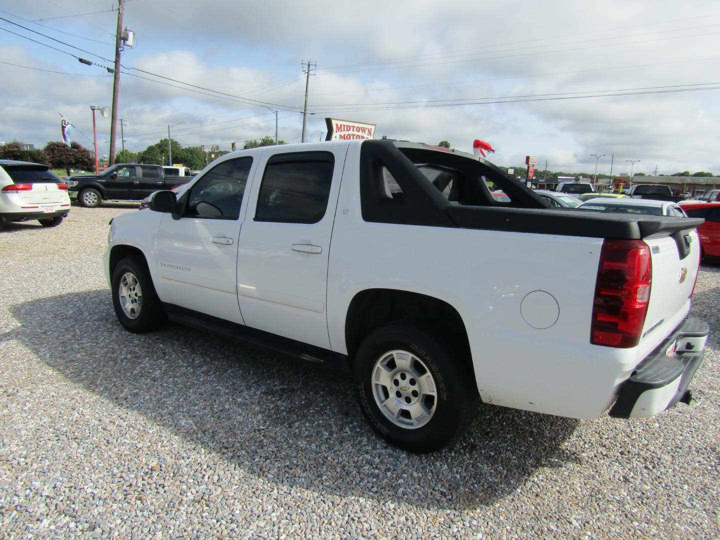 2007 White /Tan Chevrolet Avalanche (3GNEC12057G) with an 8 Cyl engine, Automatic transmission, located at 15016 S Hwy 231, Midland City, AL, 36350, (334) 983-3001, 31.306210, -85.495277 - Photo#5