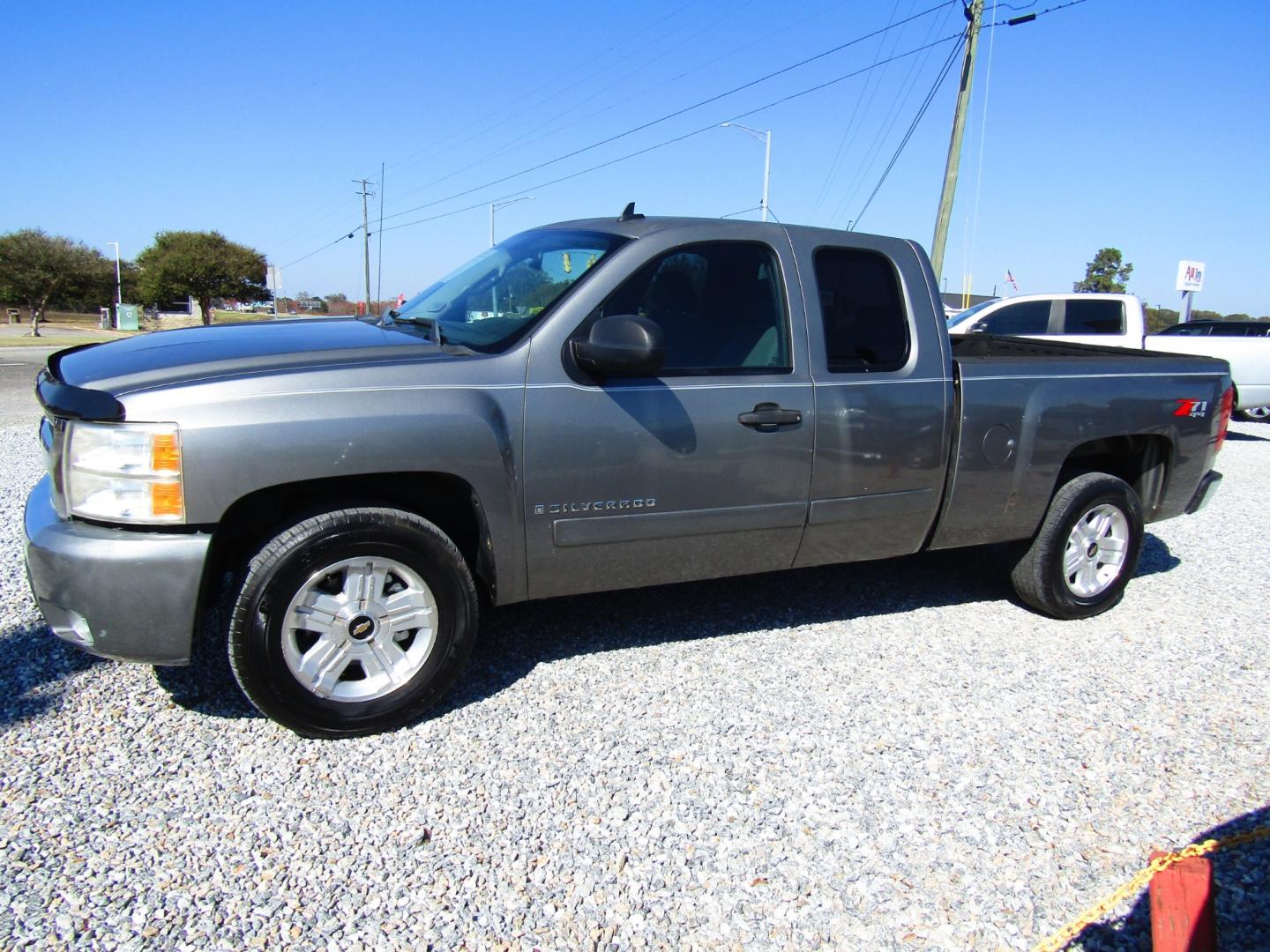 2008 Gray /Gray Chevrolet Silverado 1500 (1GCEK19J88Z) with an 8 Cyl engine, Automatic transmission, located at 15016 S Hwy 231, Midland City, AL, 36350, (334) 983-3001, 31.306210, -85.495277 - Photo#2