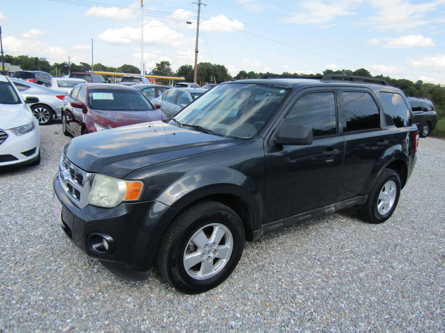 2009 Gray /Gray Ford Escape XLT FWD I4 (1FMCU037X9K) with an 4 Cyl engine, Automatic transmission, located at 15016 S Hwy 231, Midland City, AL, 36350, (334) 983-3001, 31.306210, -85.495277 - Photo#2