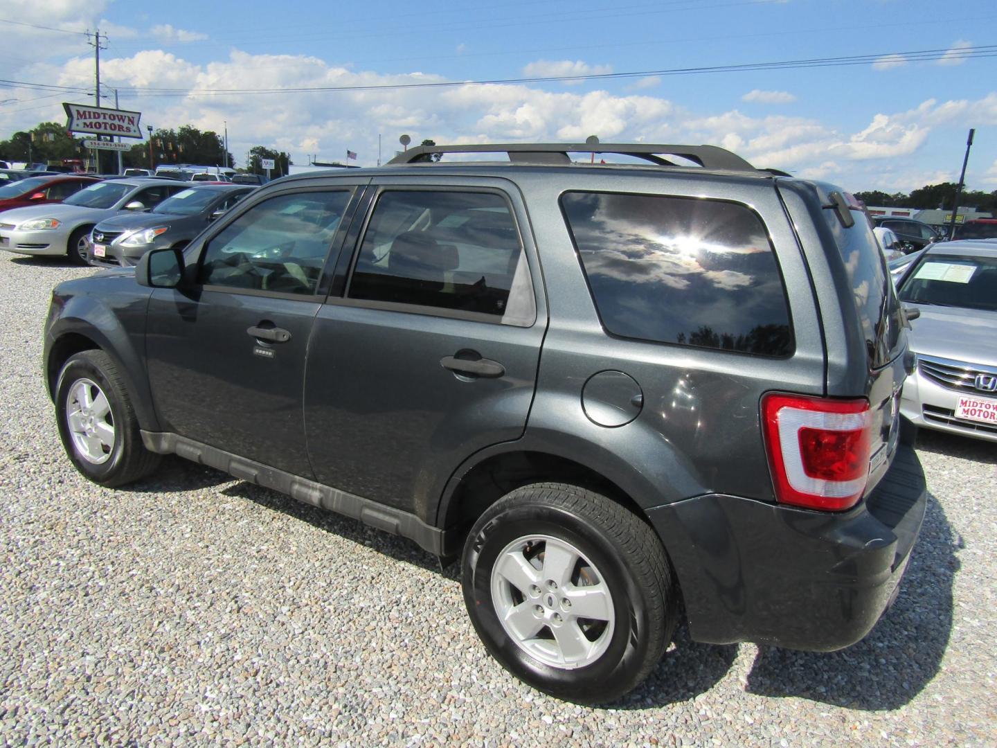 2009 Gray /Gray Ford Escape XLT FWD I4 (1FMCU037X9K) with an 4 Cyl engine, Automatic transmission, located at 15016 S Hwy 231, Midland City, AL, 36350, (334) 983-3001, 31.306210, -85.495277 - Photo#5