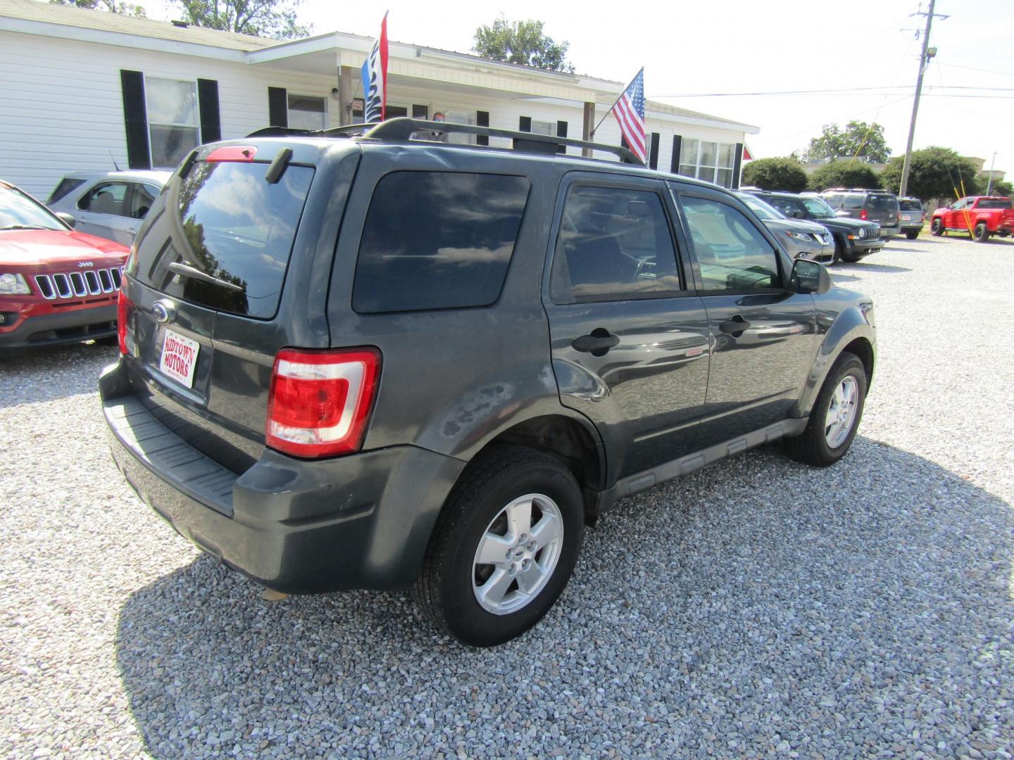 2009 Gray /Gray Ford Escape XLT FWD I4 (1FMCU037X9K) with an 4 Cyl engine, Automatic transmission, located at 15016 S Hwy 231, Midland City, AL, 36350, (334) 983-3001, 31.306210, -85.495277 - Photo#7