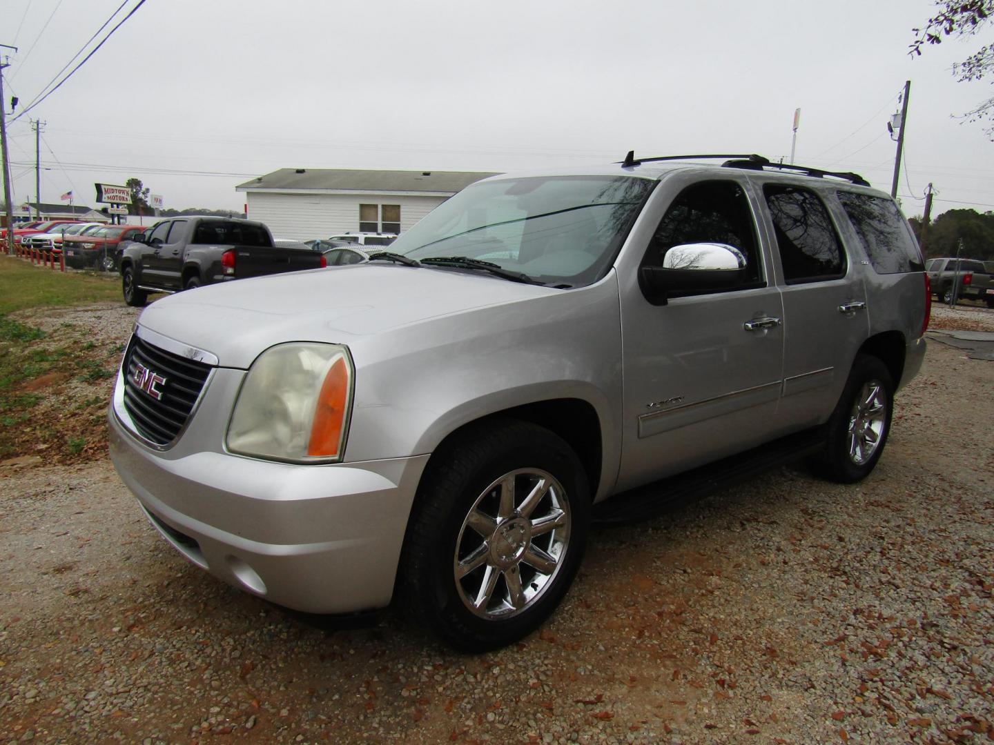 2012 Silver /Gray GMC Yukon SLT1 2WD (1GKS1CE06CR) with an 5.3L V8 OHV 16V FFV engine, Automatic transmission, located at 15016 S Hwy 231, Midland City, AL, 36350, (334) 983-3001, 31.306210, -85.495277 - Photo#2