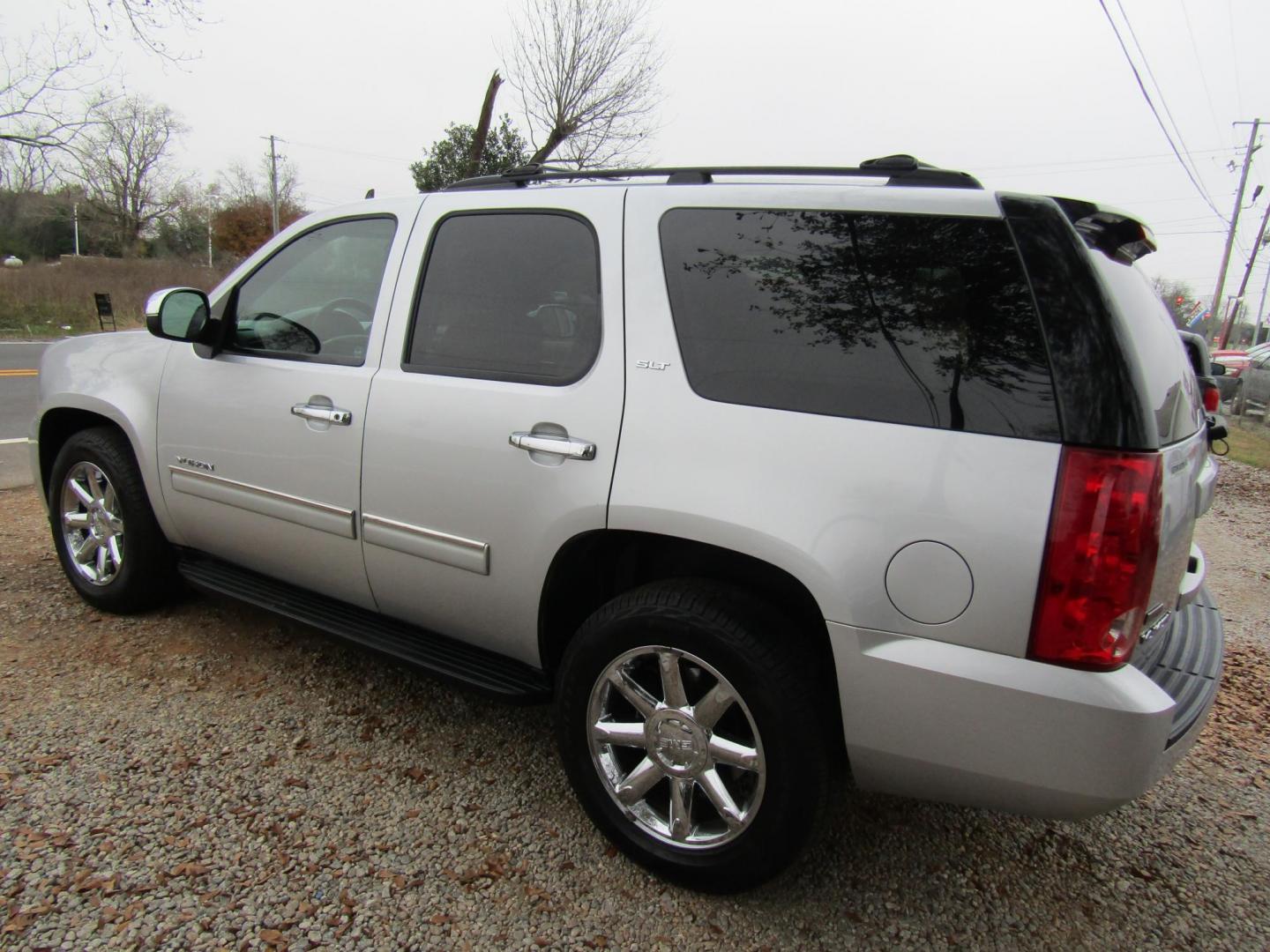 2012 Silver /Gray GMC Yukon SLT1 2WD (1GKS1CE06CR) with an 5.3L V8 OHV 16V FFV engine, Automatic transmission, located at 15016 S Hwy 231, Midland City, AL, 36350, (334) 983-3001, 31.306210, -85.495277 - Photo#5