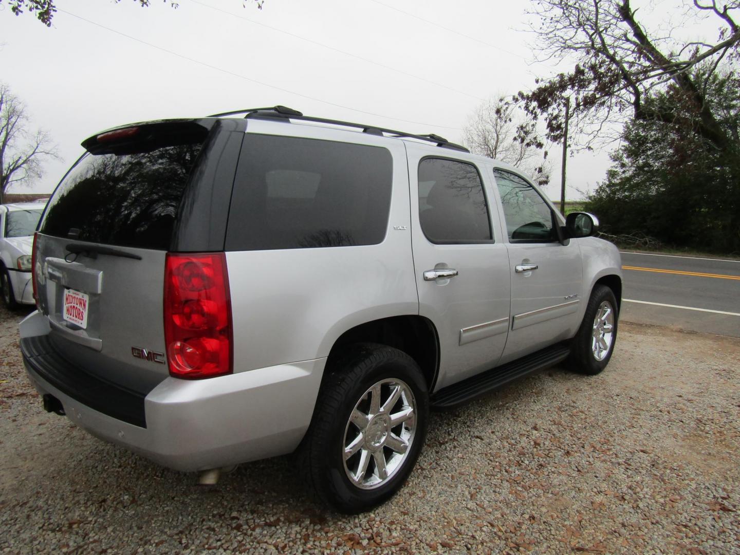 2012 Silver /Gray GMC Yukon SLT1 2WD (1GKS1CE06CR) with an 5.3L V8 OHV 16V FFV engine, Automatic transmission, located at 15016 S Hwy 231, Midland City, AL, 36350, (334) 983-3001, 31.306210, -85.495277 - Photo#7