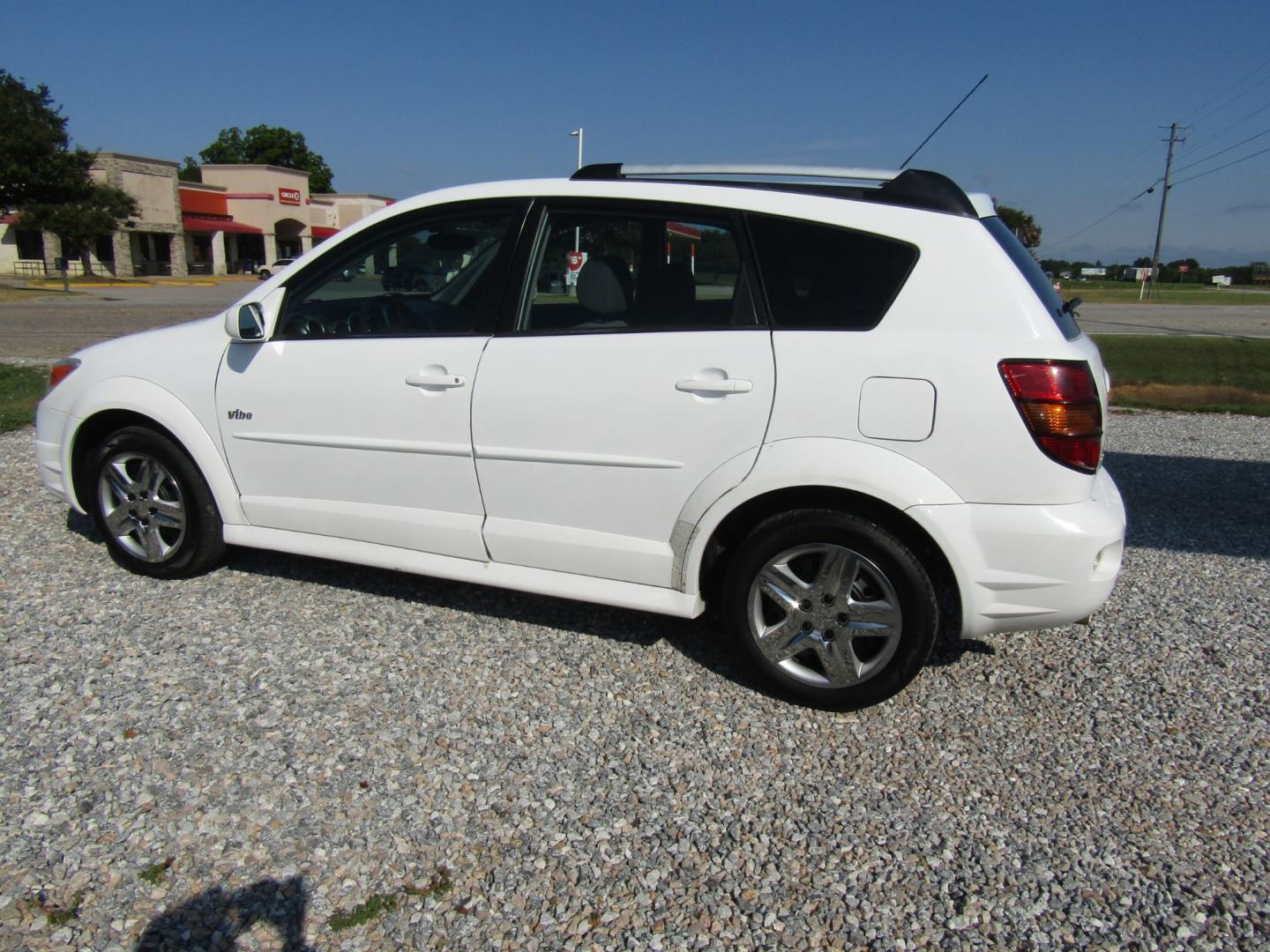 2006 WHITE Pontiac Vibe Base (5Y2SL65876Z) with an 1.8L L4 DOHC 16V engine, Automatic transmission, located at 15016 S Hwy 231, Midland City, AL, 36350, (334) 983-3001, 31.306210, -85.495277 - Photo#5