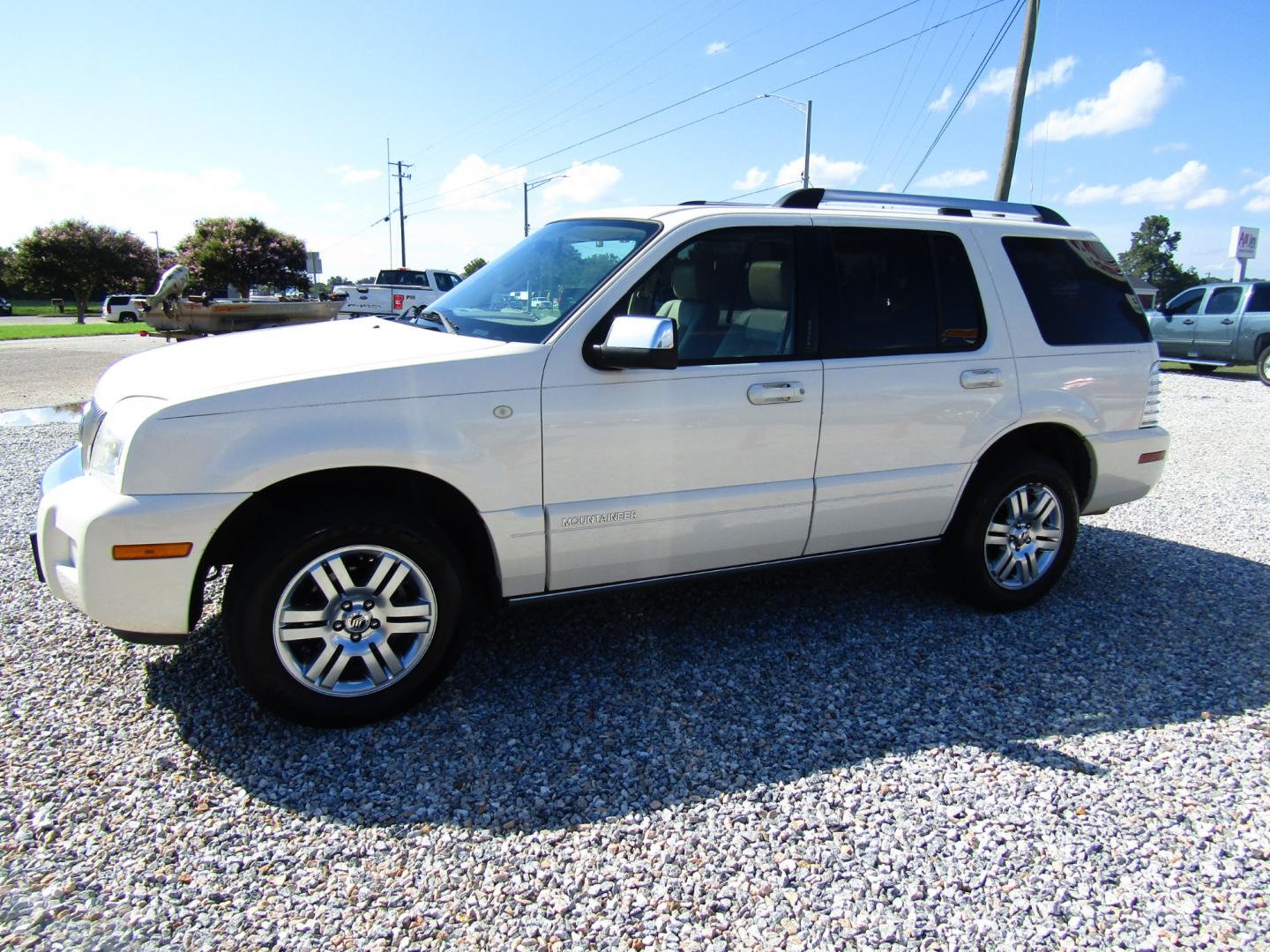 2007 White /Tan Mercury Mountaineer Premier 4.6L 2WD (4M2EU38847U) with an 4.6L V8 SOHC 12V engine, Automatic transmission, located at 15016 S Hwy 231, Midland City, AL, 36350, (334) 983-3001, 31.306210, -85.495277 - Photo#2