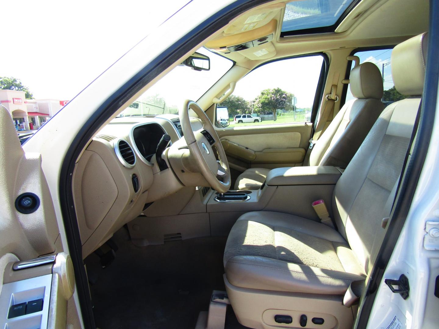 2007 White /Tan Mercury Mountaineer Premier 4.6L 2WD (4M2EU38847U) with an 4.6L V8 SOHC 12V engine, Automatic transmission, located at 15016 S Hwy 231, Midland City, AL, 36350, (334) 983-3001, 31.306210, -85.495277 - Photo#3