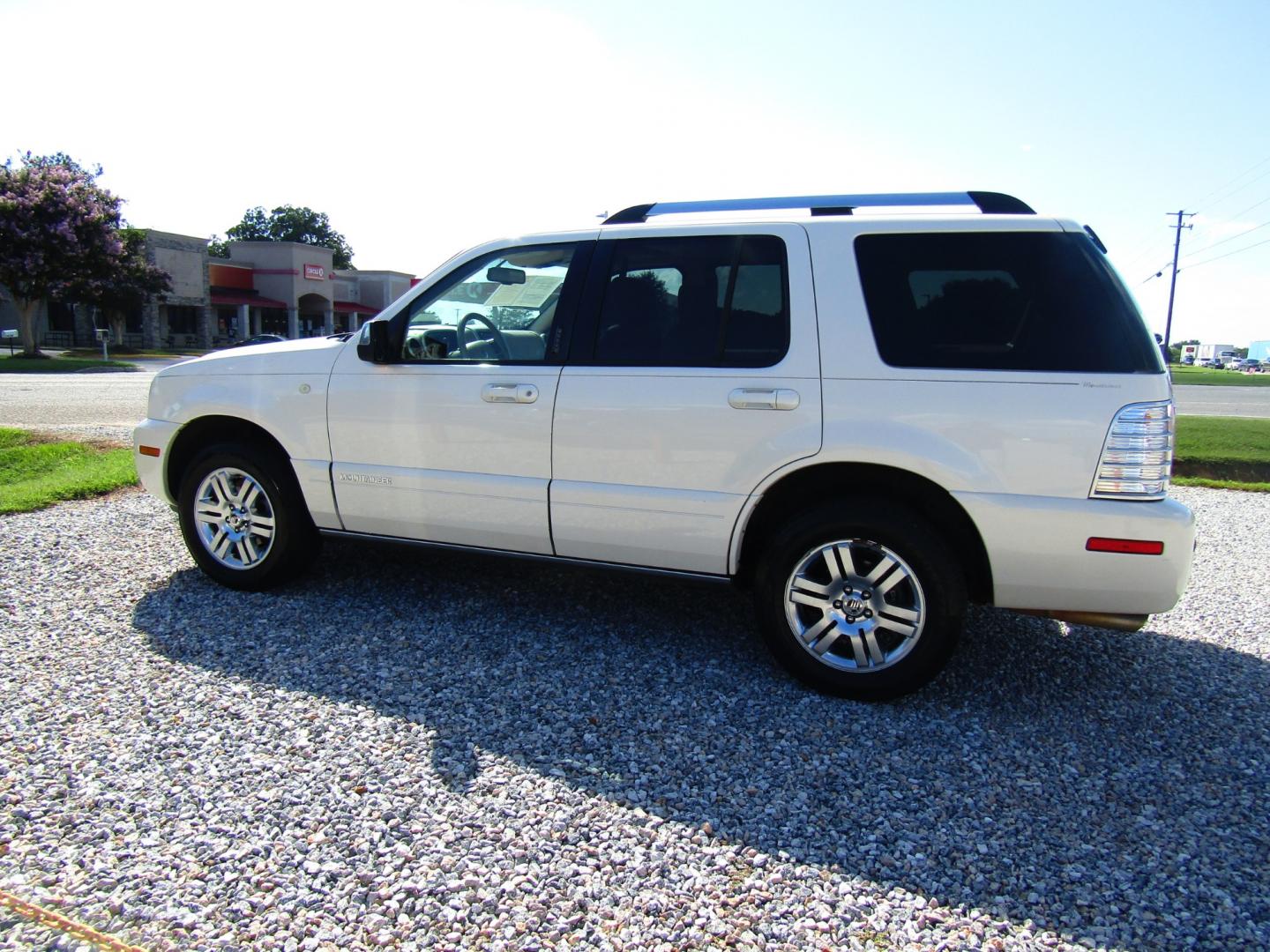 2007 White /Tan Mercury Mountaineer Premier 4.6L 2WD (4M2EU38847U) with an 4.6L V8 SOHC 12V engine, Automatic transmission, located at 15016 S Hwy 231, Midland City, AL, 36350, (334) 983-3001, 31.306210, -85.495277 - Photo#5