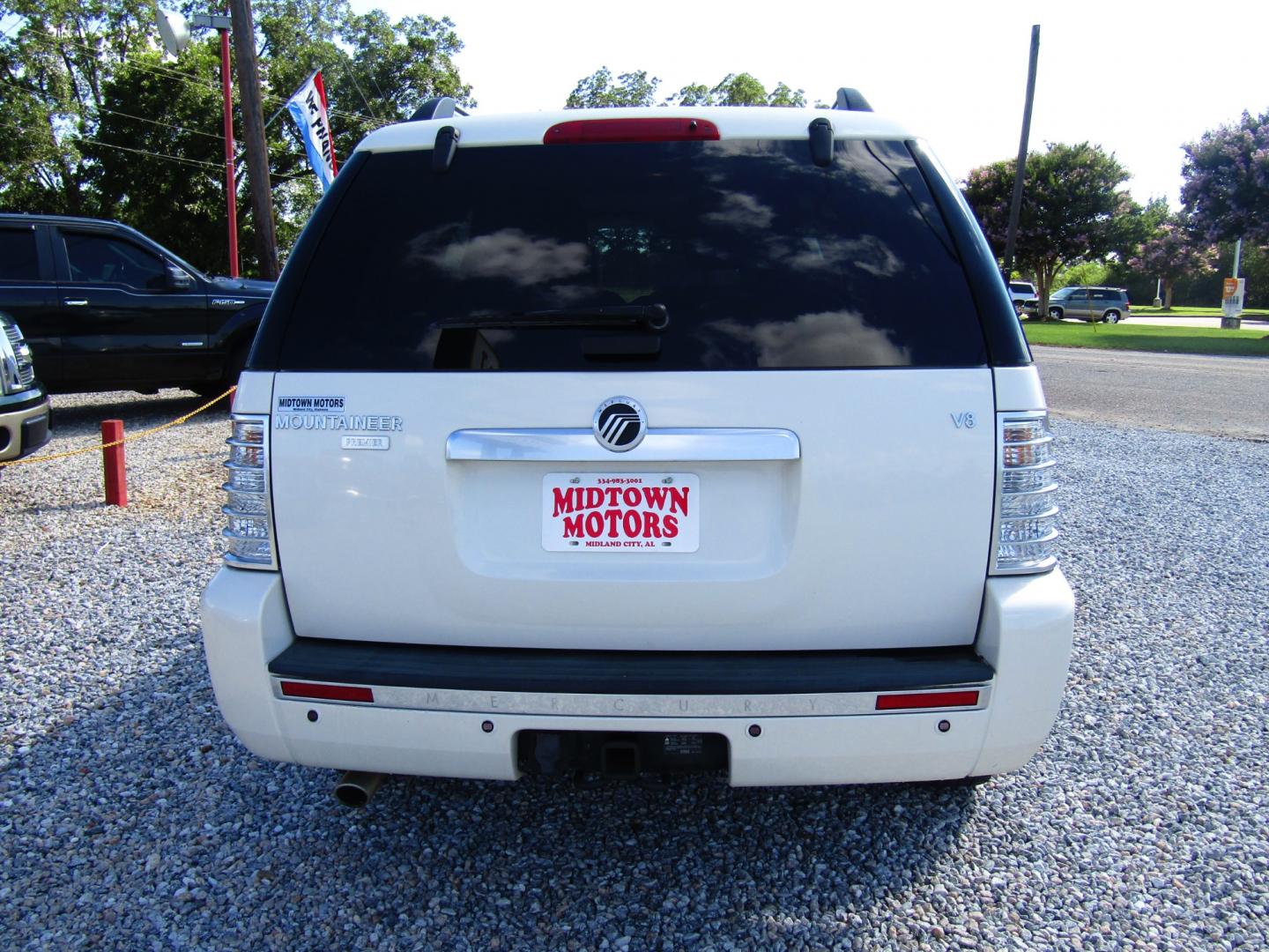 2007 White /Tan Mercury Mountaineer Premier 4.6L 2WD (4M2EU38847U) with an 4.6L V8 SOHC 12V engine, Automatic transmission, located at 15016 S Hwy 231, Midland City, AL, 36350, (334) 983-3001, 31.306210, -85.495277 - Photo#6