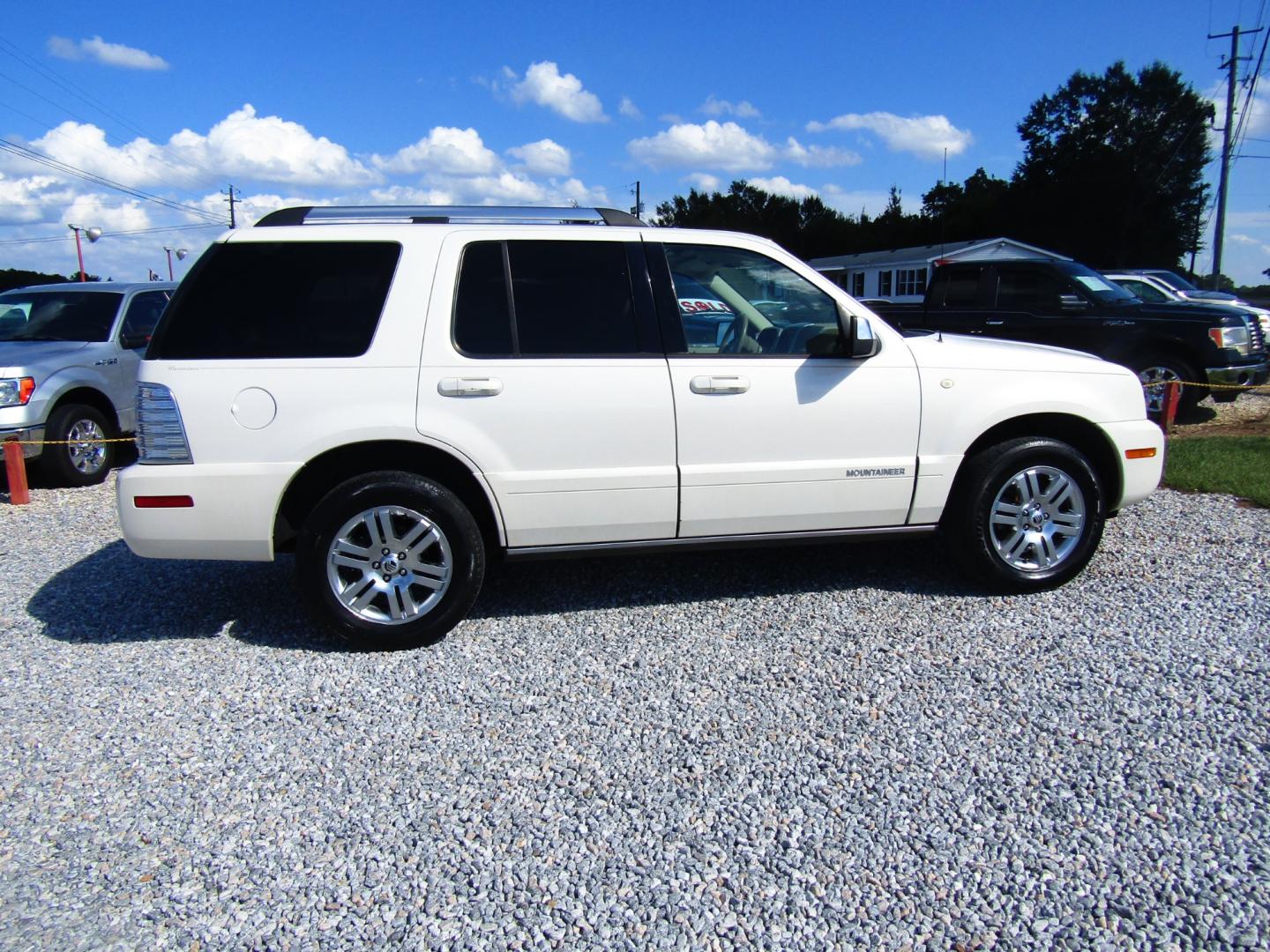 2007 White /Tan Mercury Mountaineer Premier 4.6L 2WD (4M2EU38847U) with an 4.6L V8 SOHC 12V engine, Automatic transmission, located at 15016 S Hwy 231, Midland City, AL, 36350, (334) 983-3001, 31.306210, -85.495277 - Photo#8