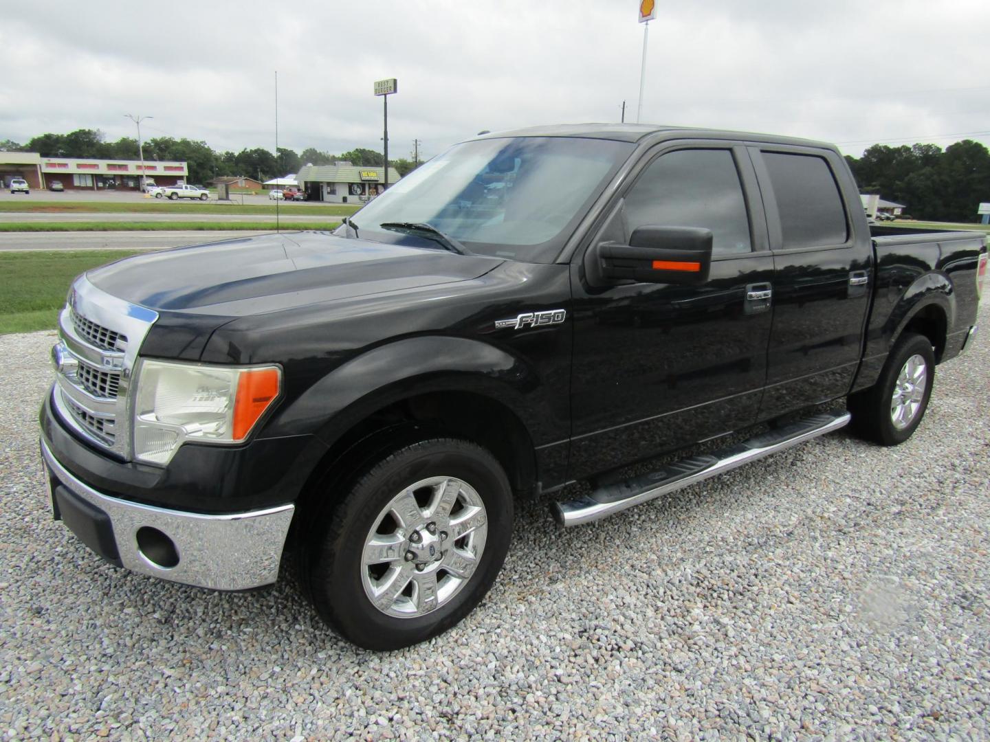 2013 Black /Gray Ford F-150 XLT SuperCrew 6.5-ft. Bed 2WD (1FTEW1CM2DF) with an 3.7L V6 DOHC 24V engine, Automatic transmission, located at 15016 S Hwy 231, Midland City, AL, 36350, (334) 983-3001, 31.306210, -85.495277 - Photo#2