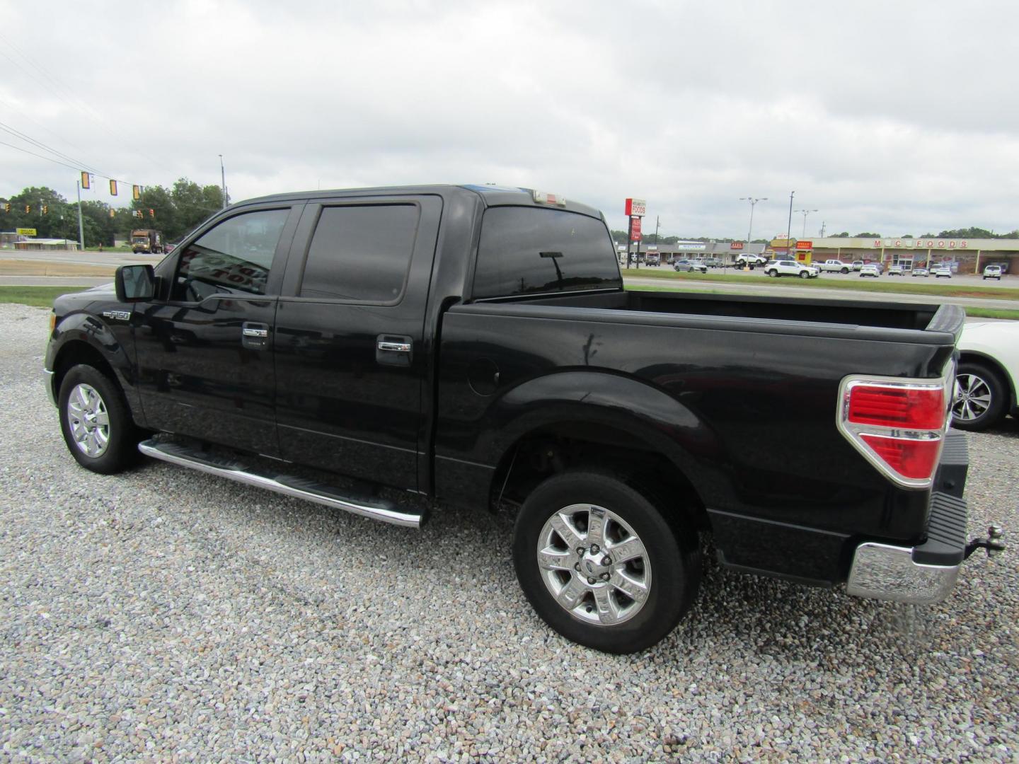 2013 Black /Gray Ford F-150 XLT SuperCrew 6.5-ft. Bed 2WD (1FTEW1CM2DF) with an 3.7L V6 DOHC 24V engine, Automatic transmission, located at 15016 S Hwy 231, Midland City, AL, 36350, (334) 983-3001, 31.306210, -85.495277 - Photo#5