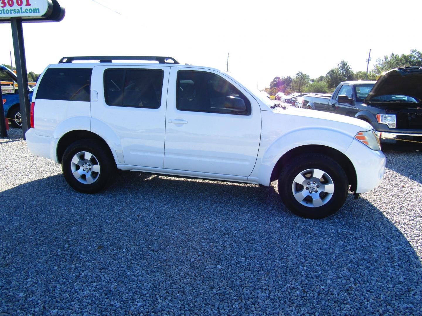 2011 White /Tan Nissan Pathfinder LE 2WD (5N1AR1NN0BC) with an 4.0L V6 DOHC 24V engine, Automatic transmission, located at 15016 S Hwy 231, Midland City, AL, 36350, (334) 983-3001, 31.306210, -85.495277 - Photo#0