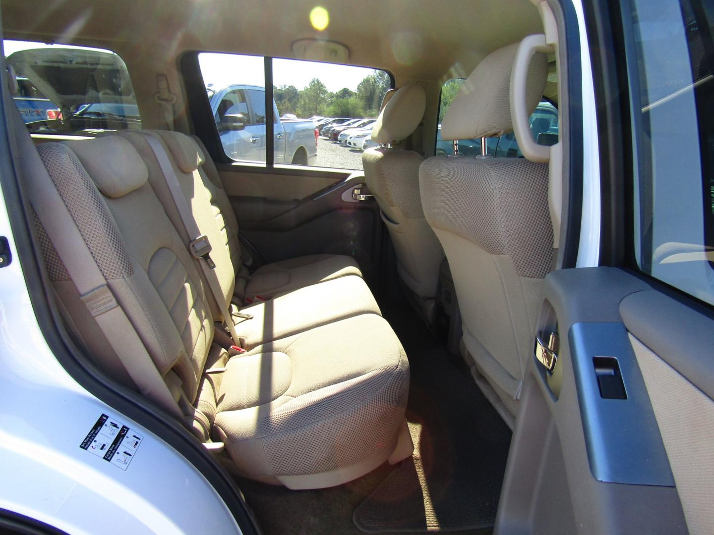 2011 White /Tan Nissan Pathfinder LE 2WD (5N1AR1NN0BC) with an 4.0L V6 DOHC 24V engine, Automatic transmission, located at 15016 S Hwy 231, Midland City, AL, 36350, (334) 983-3001, 31.306210, -85.495277 - Photo#9