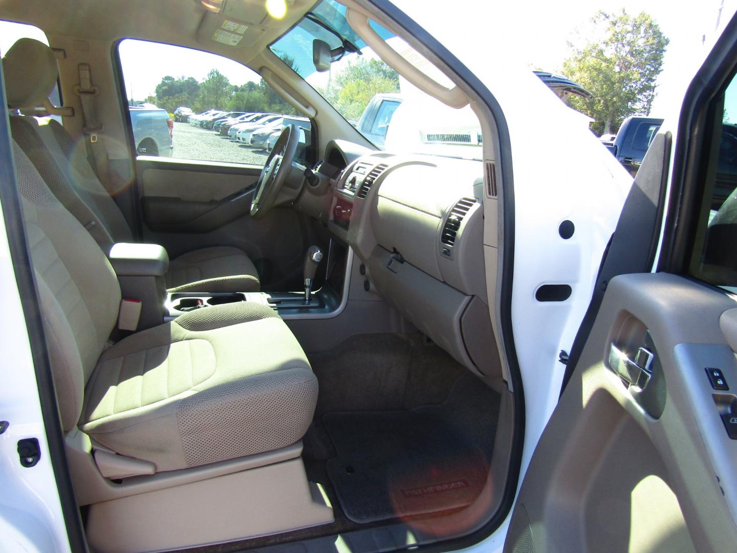 2011 White /Tan Nissan Pathfinder LE 2WD (5N1AR1NN0BC) with an 4.0L V6 DOHC 24V engine, Automatic transmission, located at 15016 S Hwy 231, Midland City, AL, 36350, (334) 983-3001, 31.306210, -85.495277 - Photo#10