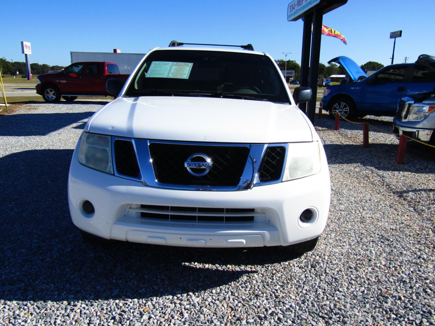 2011 White /Tan Nissan Pathfinder LE 2WD (5N1AR1NN0BC) with an 4.0L V6 DOHC 24V engine, Automatic transmission, located at 15016 S Hwy 231, Midland City, AL, 36350, (334) 983-3001, 31.306210, -85.495277 - Photo#1