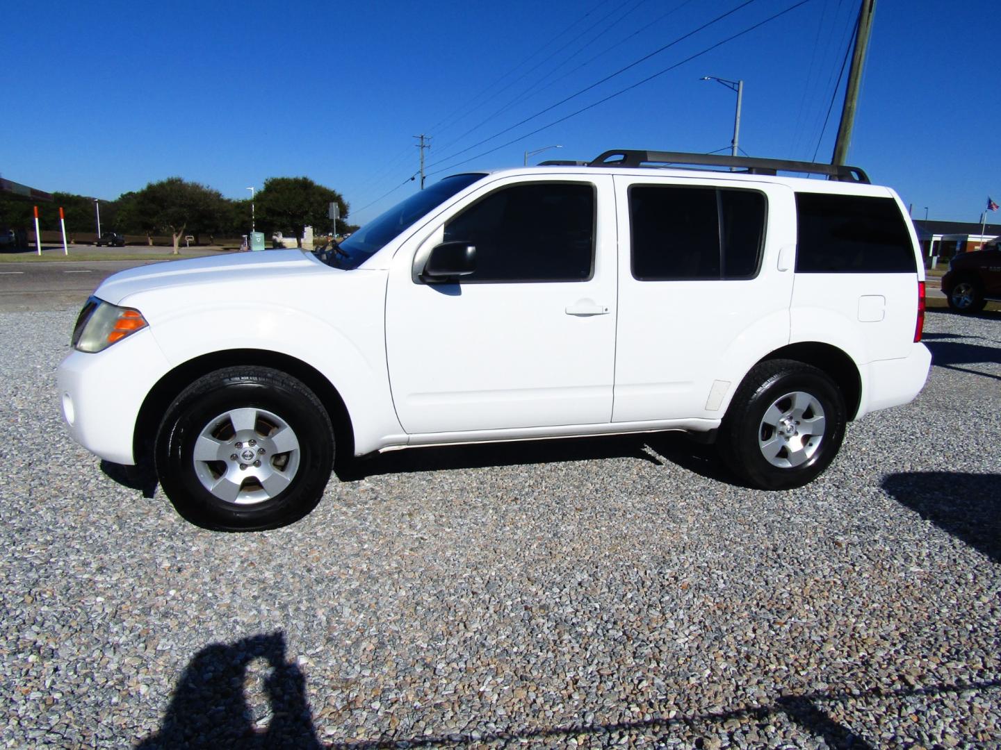 2011 White /Tan Nissan Pathfinder LE 2WD (5N1AR1NN0BC) with an 4.0L V6 DOHC 24V engine, Automatic transmission, located at 15016 S Hwy 231, Midland City, AL, 36350, (334) 983-3001, 31.306210, -85.495277 - Photo#2