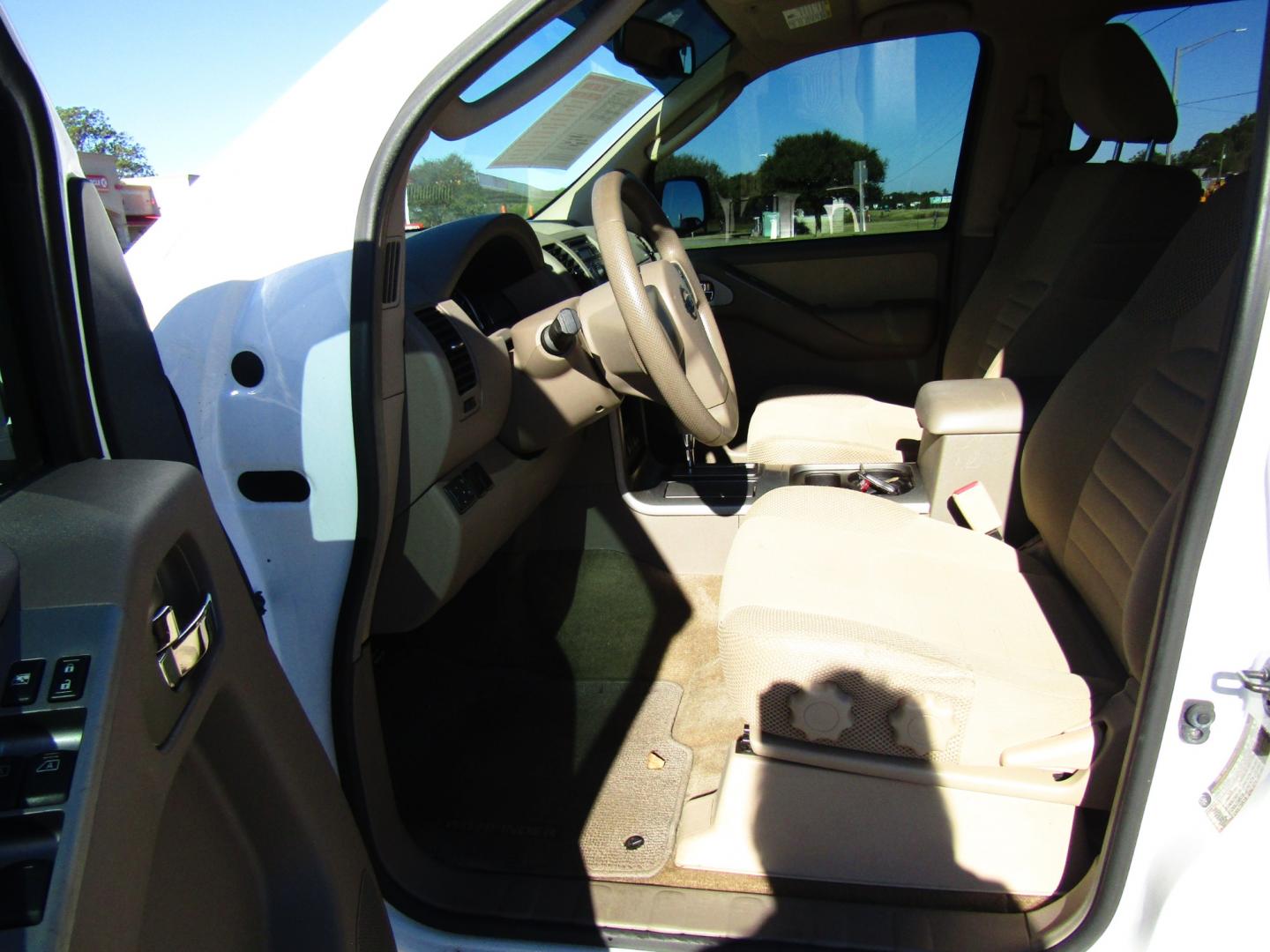 2011 White /Tan Nissan Pathfinder LE 2WD (5N1AR1NN0BC) with an 4.0L V6 DOHC 24V engine, Automatic transmission, located at 15016 S Hwy 231, Midland City, AL, 36350, (334) 983-3001, 31.306210, -85.495277 - Photo#3