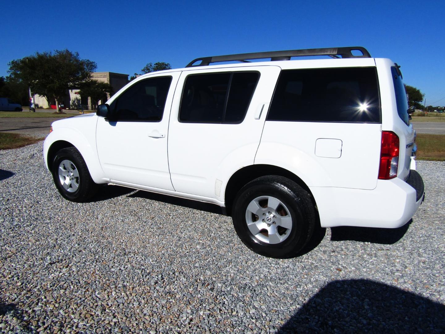 2011 White /Tan Nissan Pathfinder LE 2WD (5N1AR1NN0BC) with an 4.0L V6 DOHC 24V engine, Automatic transmission, located at 15016 S Hwy 231, Midland City, AL, 36350, (334) 983-3001, 31.306210, -85.495277 - Photo#5