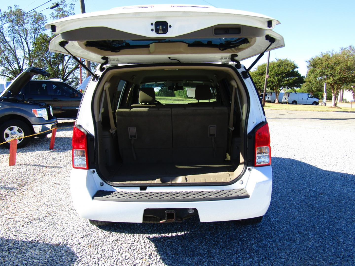 2011 White /Tan Nissan Pathfinder LE 2WD (5N1AR1NN0BC) with an 4.0L V6 DOHC 24V engine, Automatic transmission, located at 15016 S Hwy 231, Midland City, AL, 36350, (334) 983-3001, 31.306210, -85.495277 - Photo#7