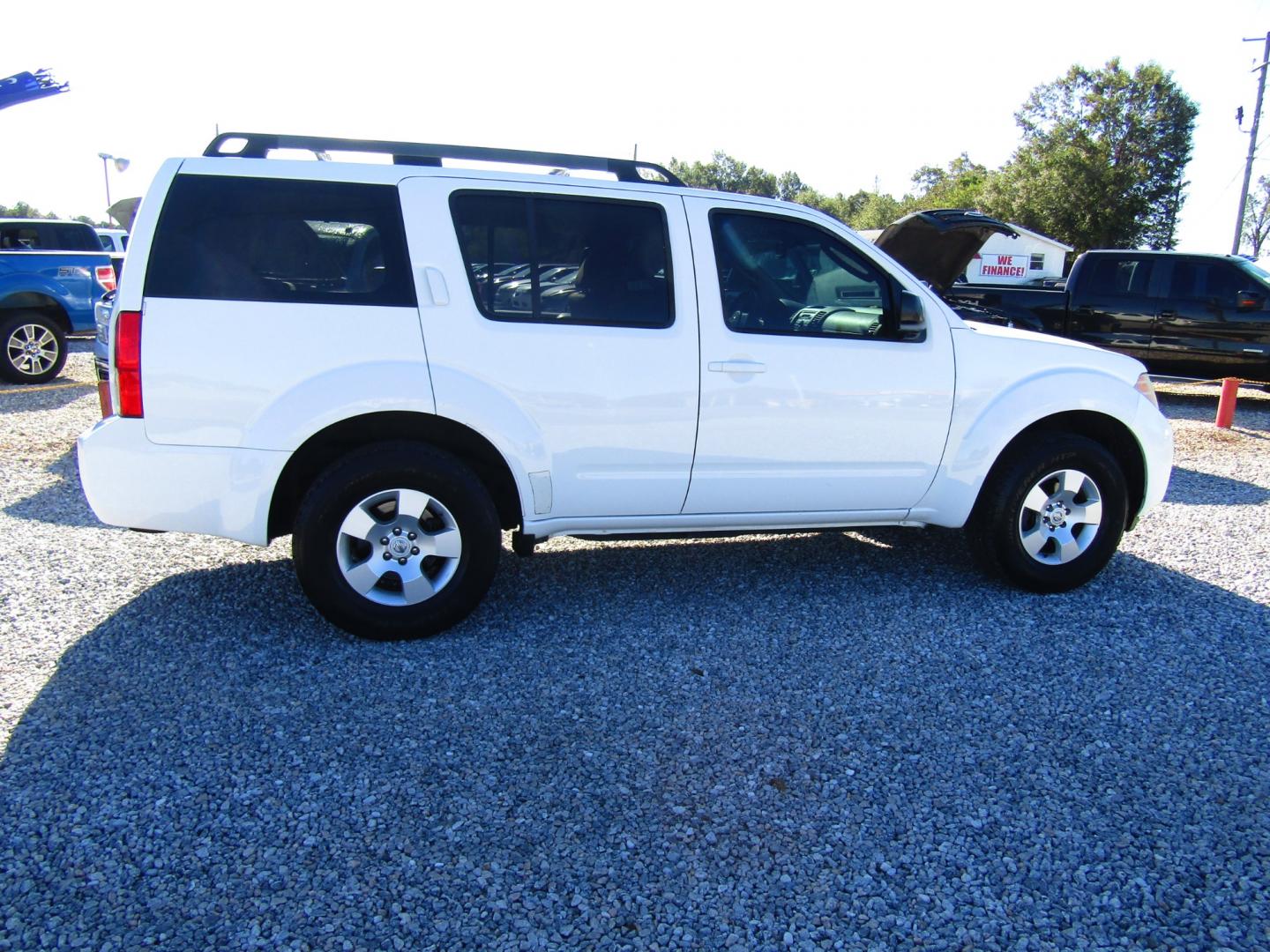 2011 White /Tan Nissan Pathfinder LE 2WD (5N1AR1NN0BC) with an 4.0L V6 DOHC 24V engine, Automatic transmission, located at 15016 S Hwy 231, Midland City, AL, 36350, (334) 983-3001, 31.306210, -85.495277 - Photo#8