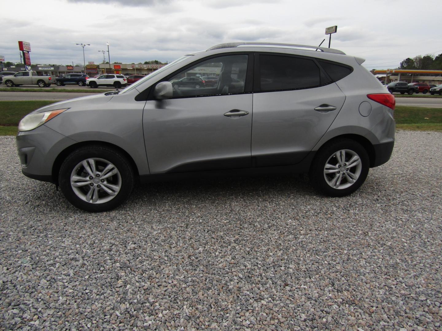 2010 Gray /Black Hyundai Tucson Limited 2WD (KM8JU3AC8AU) with an 2.4L L4 DOHC 16V engine, Automatic transmission, located at 15016 S Hwy 231, Midland City, AL, 36350, (334) 983-3001, 31.306210, -85.495277 - Photo#2