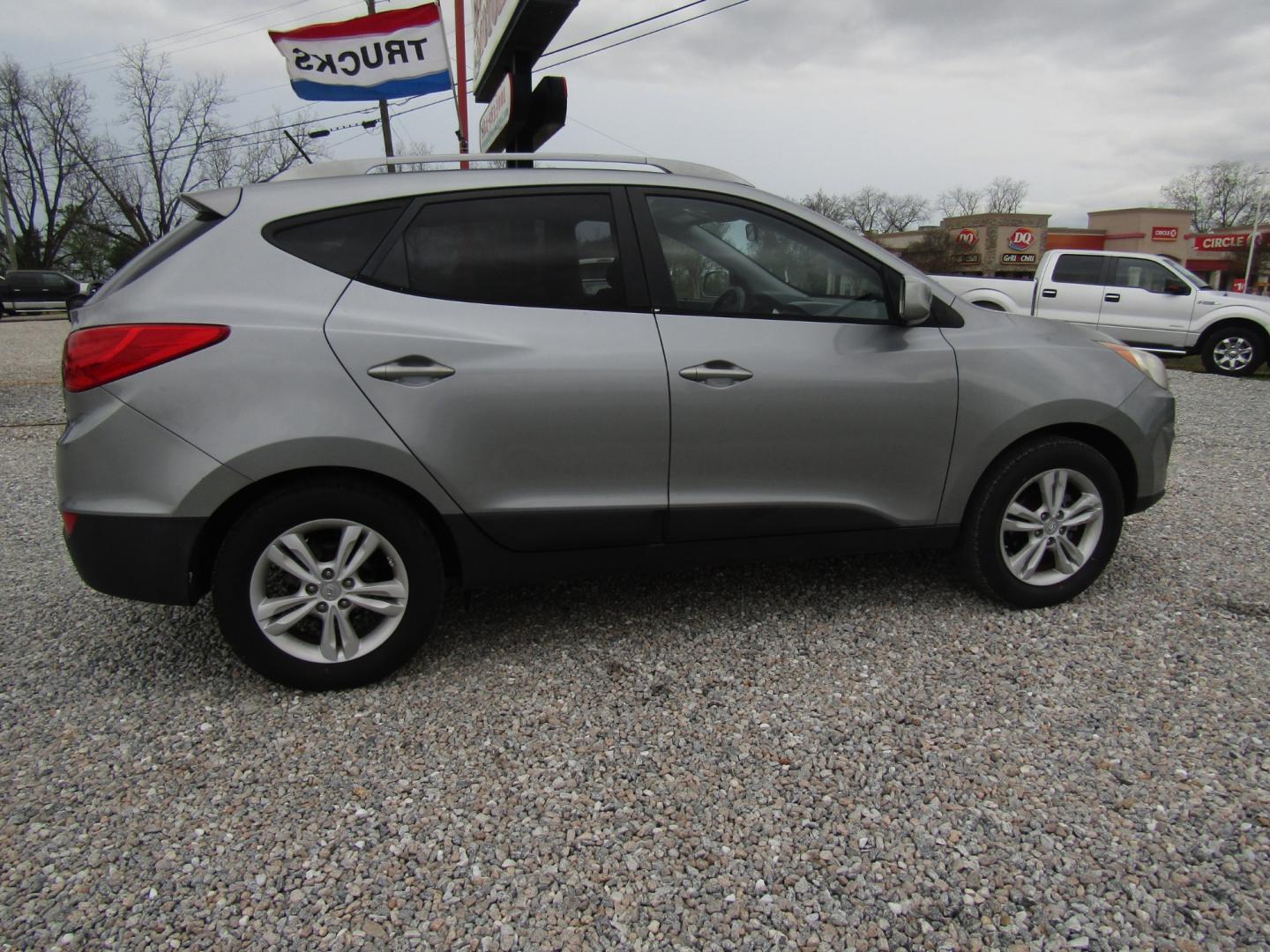 2010 Gray /Black Hyundai Tucson Limited 2WD (KM8JU3AC8AU) with an 2.4L L4 DOHC 16V engine, Automatic transmission, located at 15016 S Hwy 231, Midland City, AL, 36350, (334) 983-3001, 31.306210, -85.495277 - Photo#6