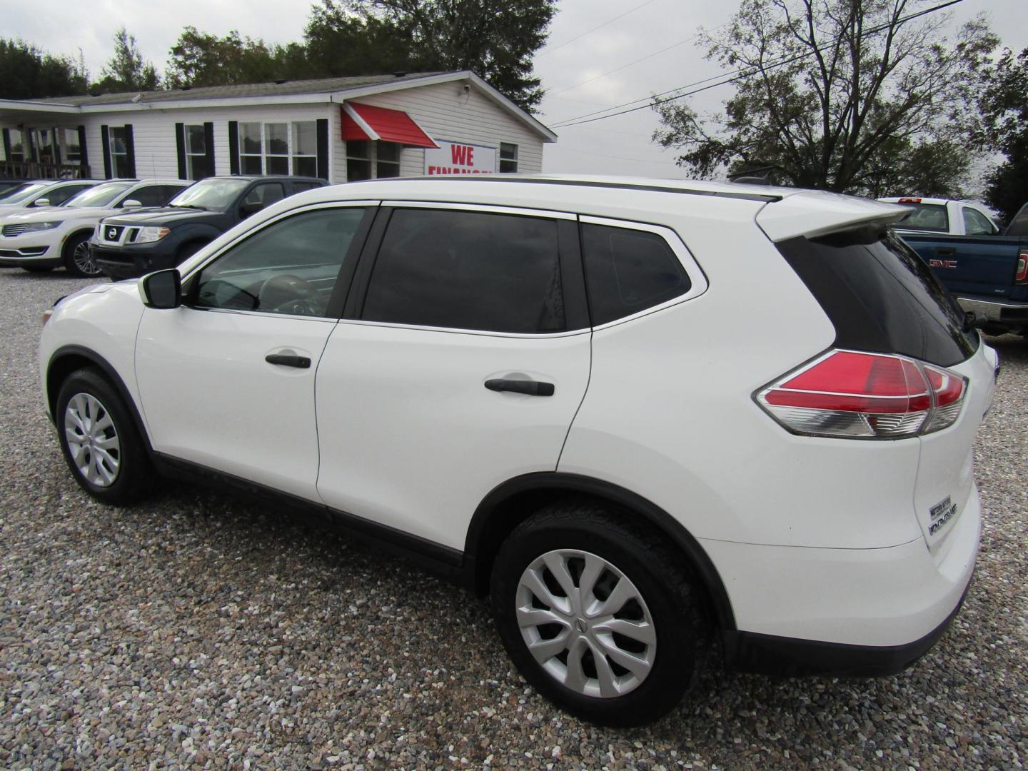 2016 White /Tan Nissan Rogue S 2WD (5N1AT2MT8GC) with an 2.5L L4 DOHC 16V engine, Automatic transmission, located at 15016 S Hwy 231, Midland City, AL, 36350, (334) 983-3001, 31.306210, -85.495277 - Photo#5