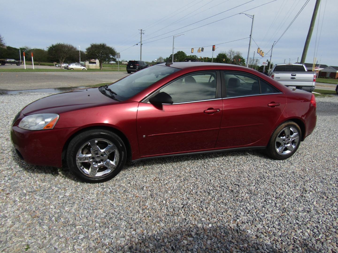 2009 Red /Black Pontiac G6 Sedan (1G2ZG57B494) with an 2.4L L4 DOHC 16V engine, Automatic transmission, located at 15016 S Hwy 231, Midland City, AL, 36350, (334) 983-3001, 31.306210, -85.495277 - Photo#2