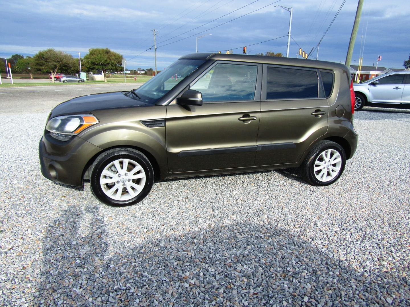 2012 Green /Black Kia Soul ! (KNDJT2A63C7) with an 2.0L L4 DOHC 16V engine, Automatic transmission, located at 15016 S Hwy 231, Midland City, AL, 36350, (334) 983-3001, 31.306210, -85.495277 - Photo#2