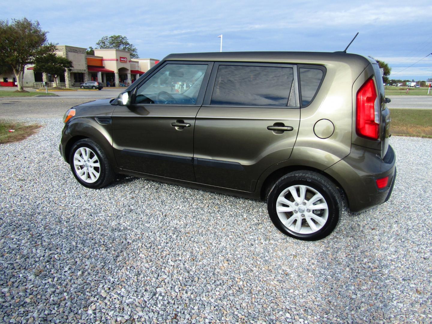 2012 Green /Black Kia Soul ! (KNDJT2A63C7) with an 2.0L L4 DOHC 16V engine, Automatic transmission, located at 15016 S Hwy 231, Midland City, AL, 36350, (334) 983-3001, 31.306210, -85.495277 - Photo#5