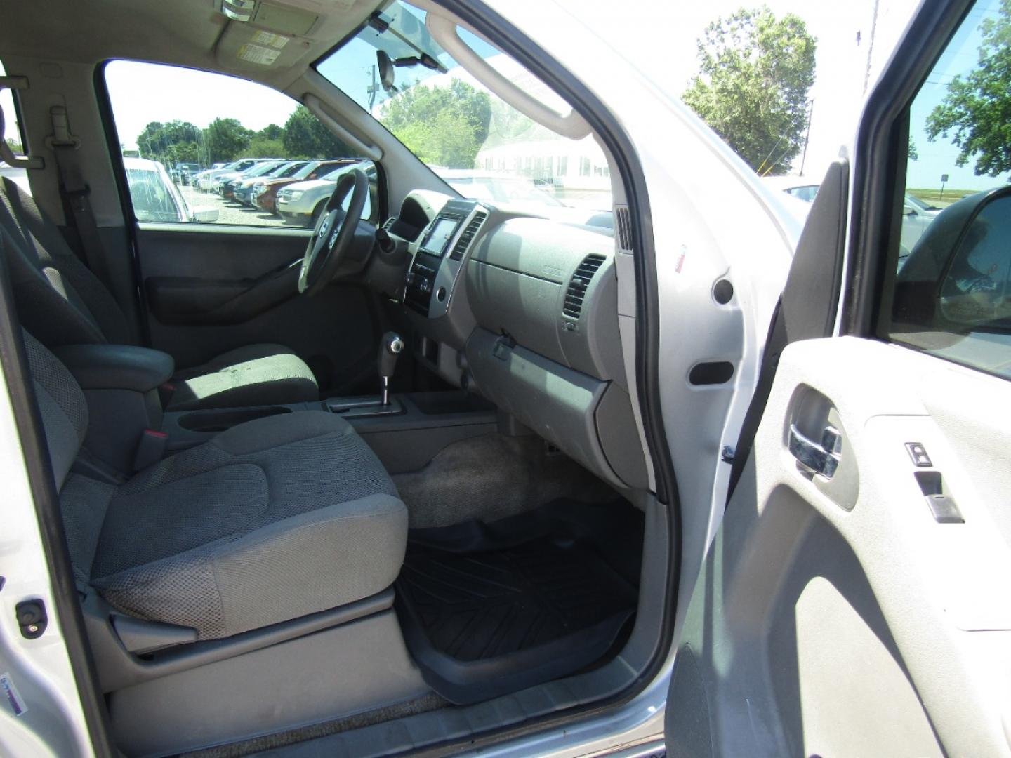 2010 Silver Nissan Frontier LE Crew Cab 2WD (1N6AD0ER9AC) with an 4.0L V6 DOHC 24V engine, Automatic transmission, located at 15016 S Hwy 231, Midland City, AL, 36350, (334) 983-3001, 31.306210, -85.495277 - Photo#9