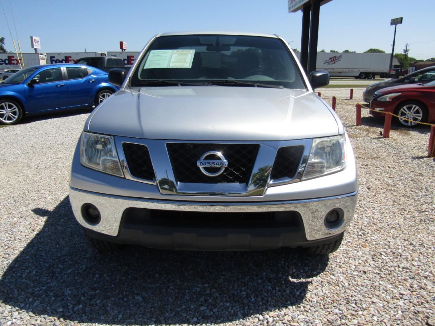 2010 Silver Nissan Frontier LE Crew Cab 2WD (1N6AD0ER9AC) with an 4.0L V6 DOHC 24V engine, Automatic transmission, located at 15016 S Hwy 231, Midland City, AL, 36350, (334) 983-3001, 31.306210, -85.495277 - Photo#1