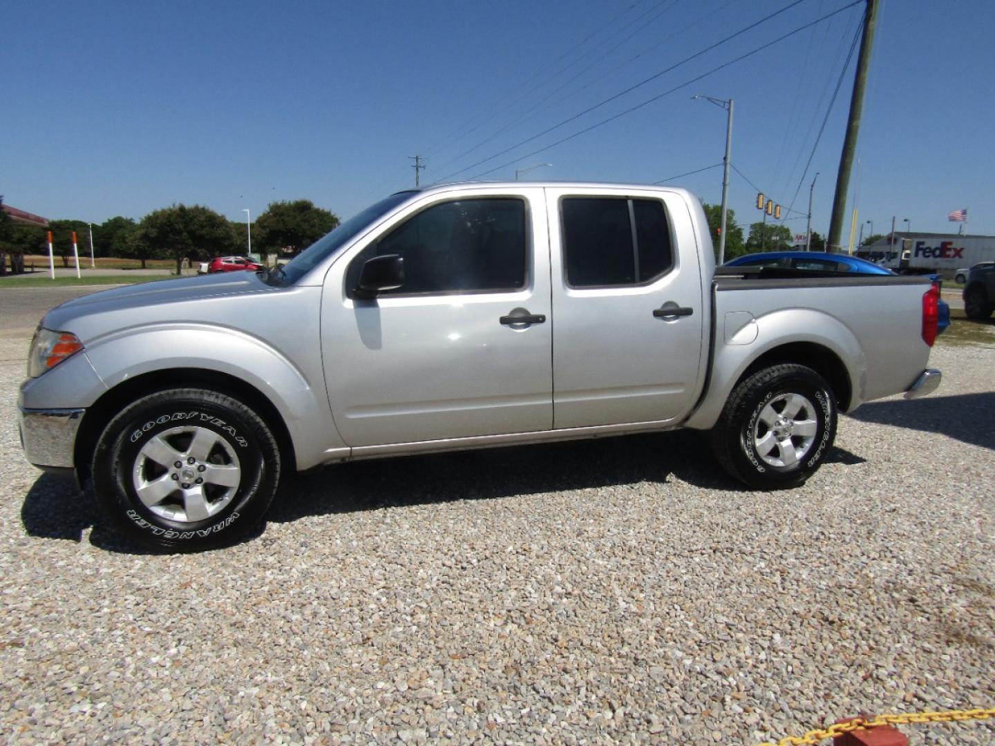 2010 Silver Nissan Frontier LE Crew Cab 2WD (1N6AD0ER9AC) with an 4.0L V6 DOHC 24V engine, Automatic transmission, located at 15016 S Hwy 231, Midland City, AL, 36350, (334) 983-3001, 31.306210, -85.495277 - Photo#2