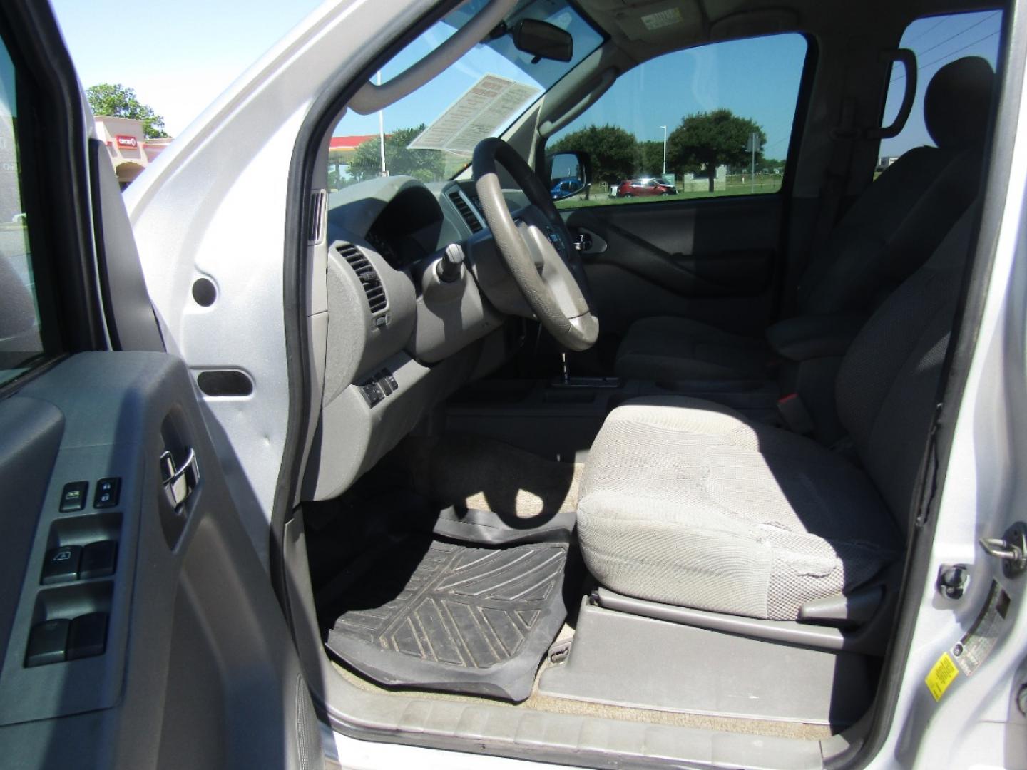 2010 Silver Nissan Frontier LE Crew Cab 2WD (1N6AD0ER9AC) with an 4.0L V6 DOHC 24V engine, Automatic transmission, located at 15016 S Hwy 231, Midland City, AL, 36350, (334) 983-3001, 31.306210, -85.495277 - Photo#3