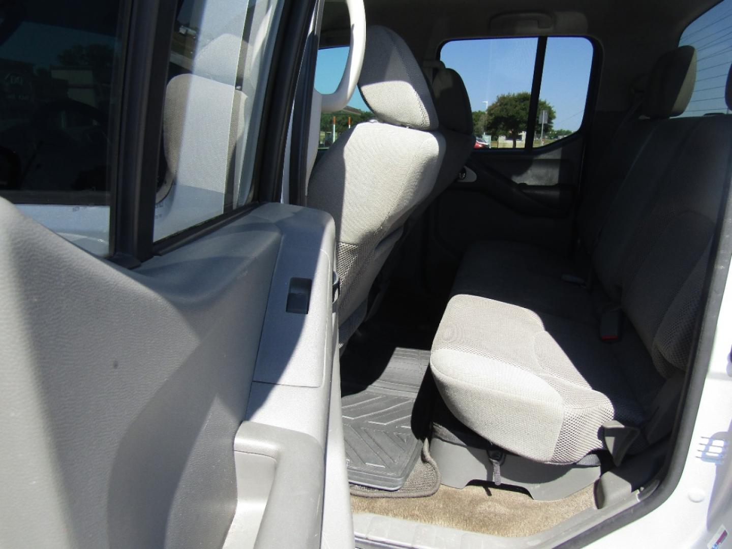 2010 Silver Nissan Frontier LE Crew Cab 2WD (1N6AD0ER9AC) with an 4.0L V6 DOHC 24V engine, Automatic transmission, located at 15016 S Hwy 231, Midland City, AL, 36350, (334) 983-3001, 31.306210, -85.495277 - Photo#4