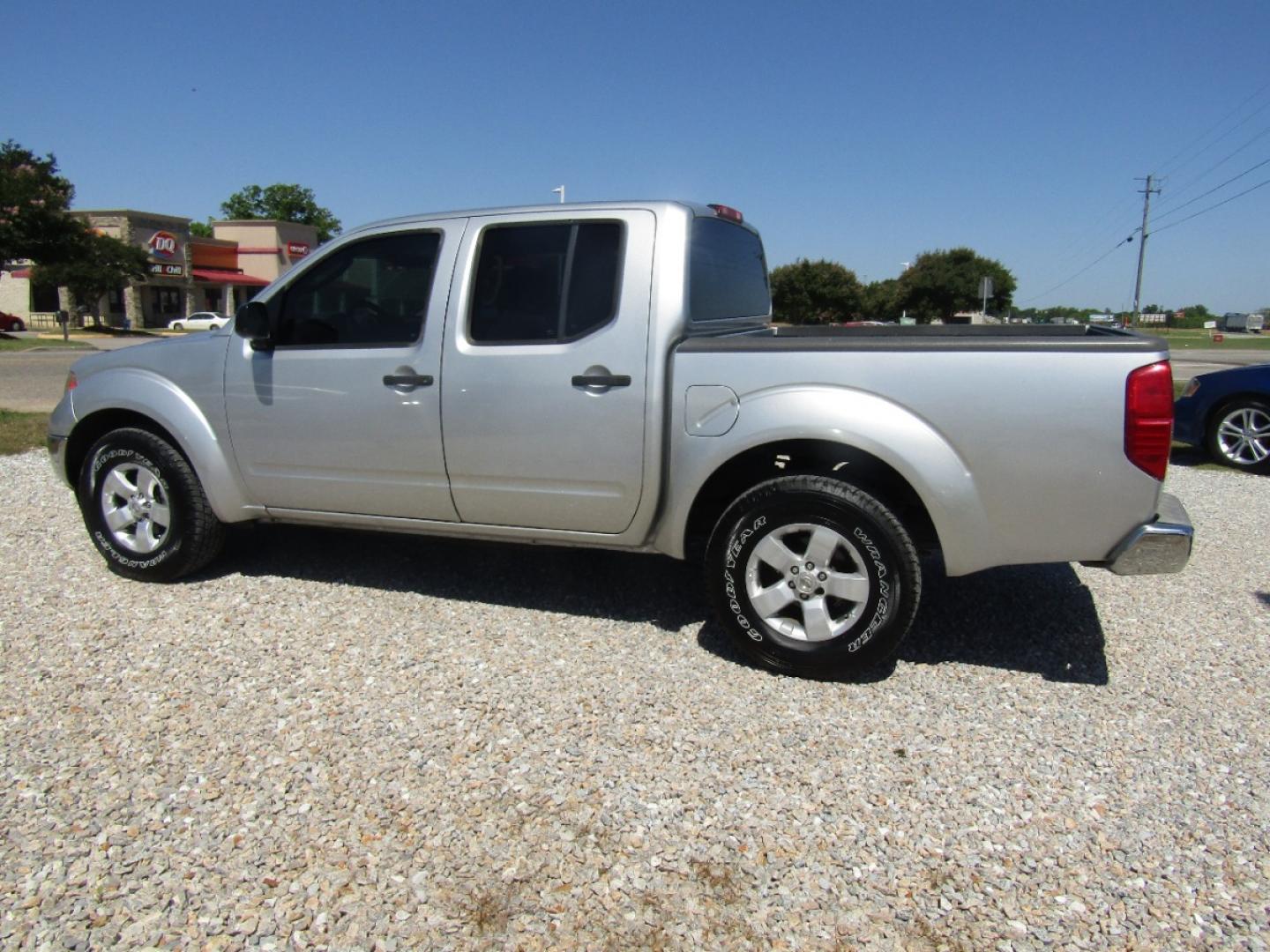 2010 Silver Nissan Frontier LE Crew Cab 2WD (1N6AD0ER9AC) with an 4.0L V6 DOHC 24V engine, Automatic transmission, located at 15016 S Hwy 231, Midland City, AL, 36350, (334) 983-3001, 31.306210, -85.495277 - Photo#5