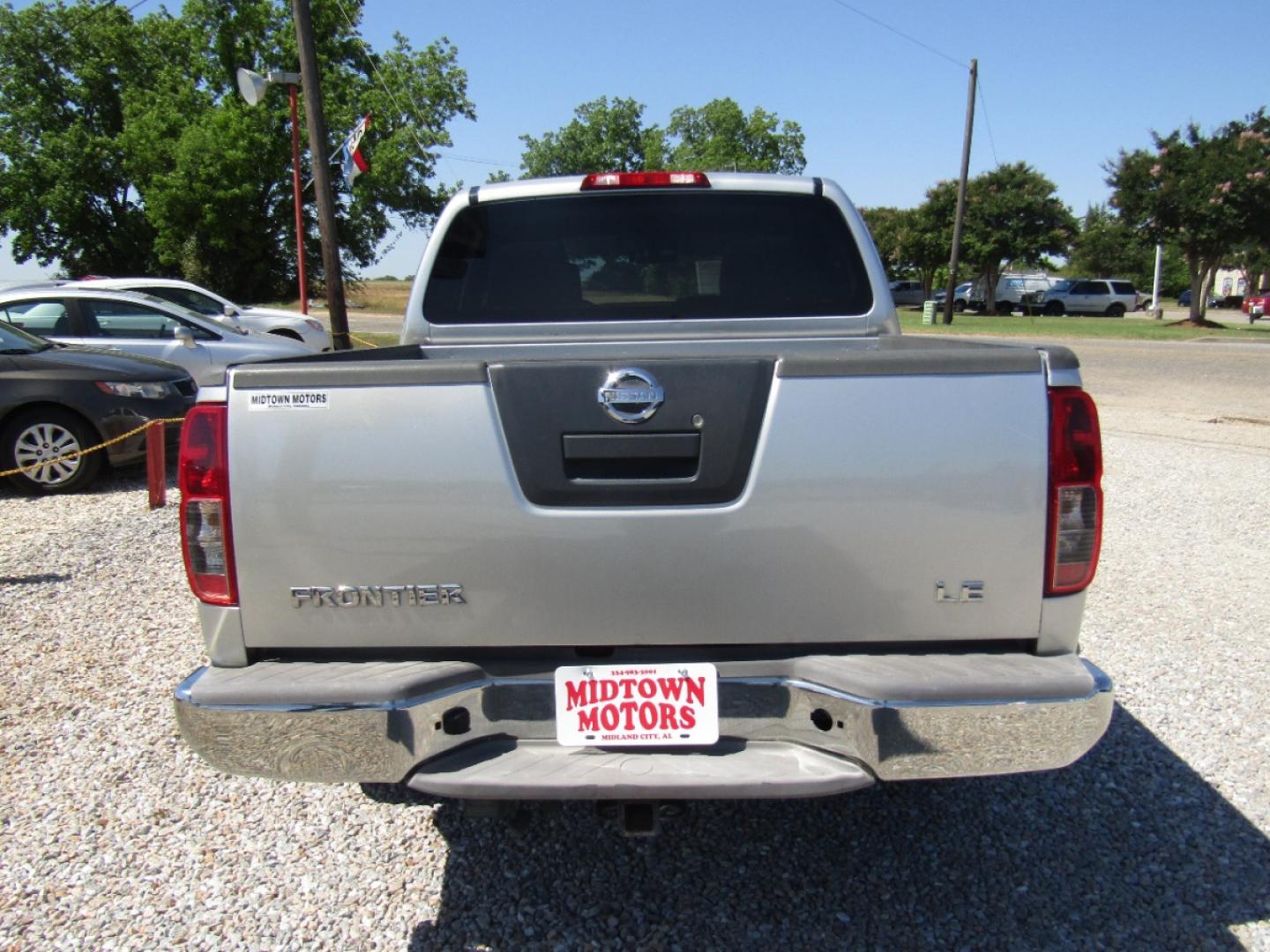 2010 Silver Nissan Frontier LE Crew Cab 2WD (1N6AD0ER9AC) with an 4.0L V6 DOHC 24V engine, Automatic transmission, located at 15016 S Hwy 231, Midland City, AL, 36350, (334) 983-3001, 31.306210, -85.495277 - Photo#6