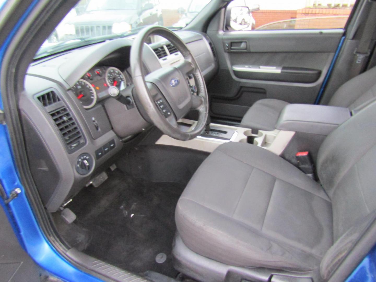 2012 Blue Ford Escape XLT FWD (1FMCU0DG0CK) with an 3.0L V6 DOHC 24V engine, Automatic transmission, located at 15016 S Hwy 231, Midland City, AL, 36350, (334) 983-3001, 31.306210, -85.495277 - Photo#4