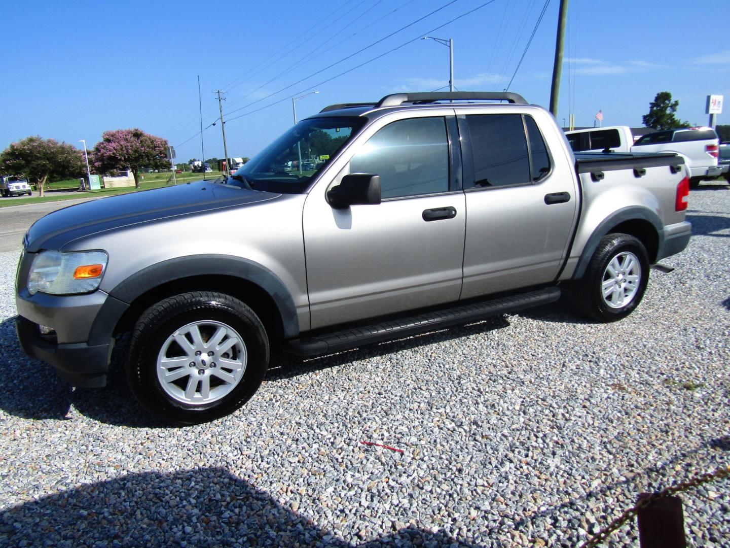 2008 Silver /Gray Ford Explorer Sport Trac XLT 4.0L 2WD (1FMEU31E08U) with an 4.0L V6 SOHC 12V engine, Automatic transmission, located at 15016 S Hwy 231, Midland City, AL, 36350, (334) 983-3001, 31.306210, -85.495277 - Photo#2