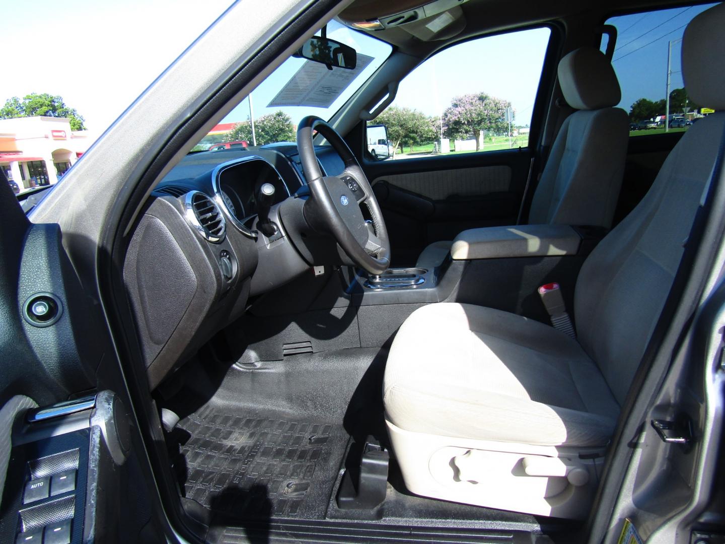 2008 Silver /Gray Ford Explorer Sport Trac XLT 4.0L 2WD (1FMEU31E08U) with an 4.0L V6 SOHC 12V engine, Automatic transmission, located at 15016 S Hwy 231, Midland City, AL, 36350, (334) 983-3001, 31.306210, -85.495277 - Photo#3