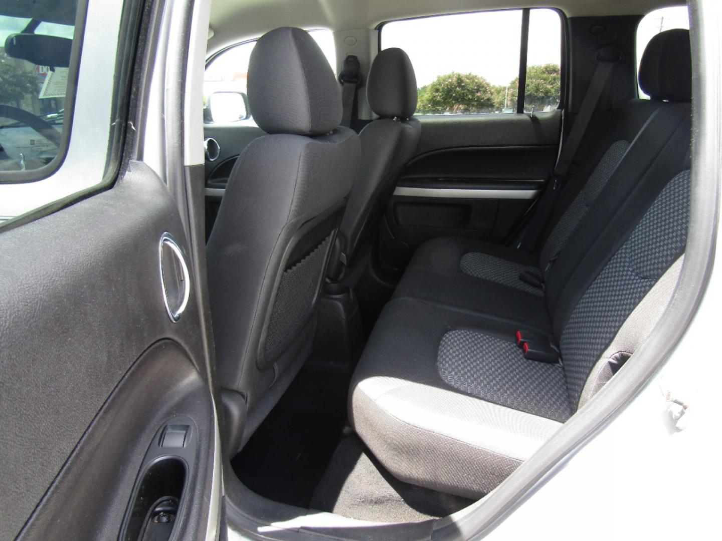 2009 Silver /Black Chevrolet HHR LS (3GNCA13BX9S) with an 2.2L L4 DOHC 16V engine, Automatic transmission, located at 15016 S Hwy 231, Midland City, AL, 36350, (334) 983-3001, 31.306210, -85.495277 - Photo#4