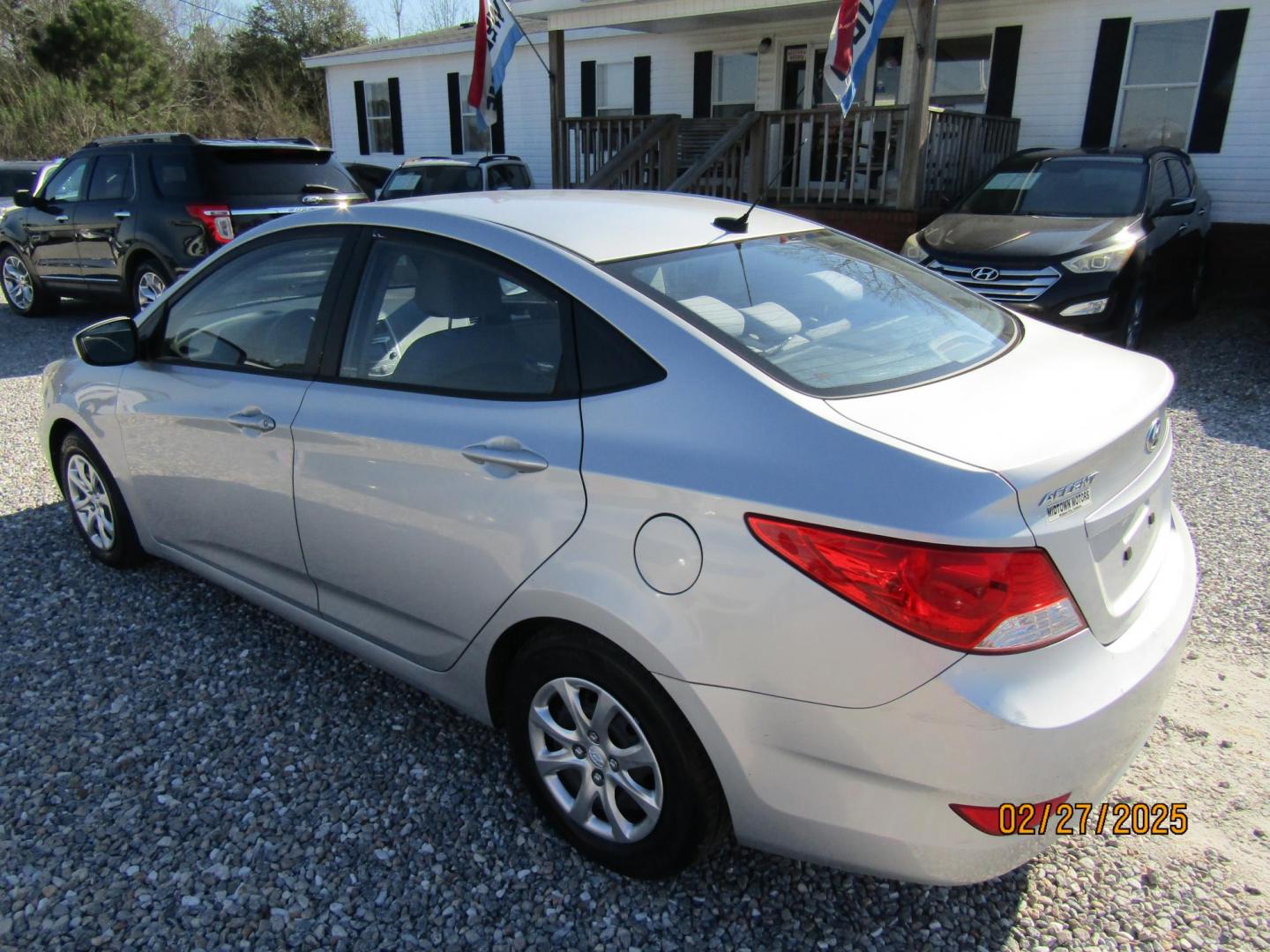 2013 Silver /Gray Hyundai Accent GLS 4-Door (KMHCT4AE0DU) with an 1.6L L4 DOHC 16V engine, Automatic transmission, located at 15016 S Hwy 231, Midland City, AL, 36350, (334) 983-3001, 31.306210, -85.495277 - Photo#5