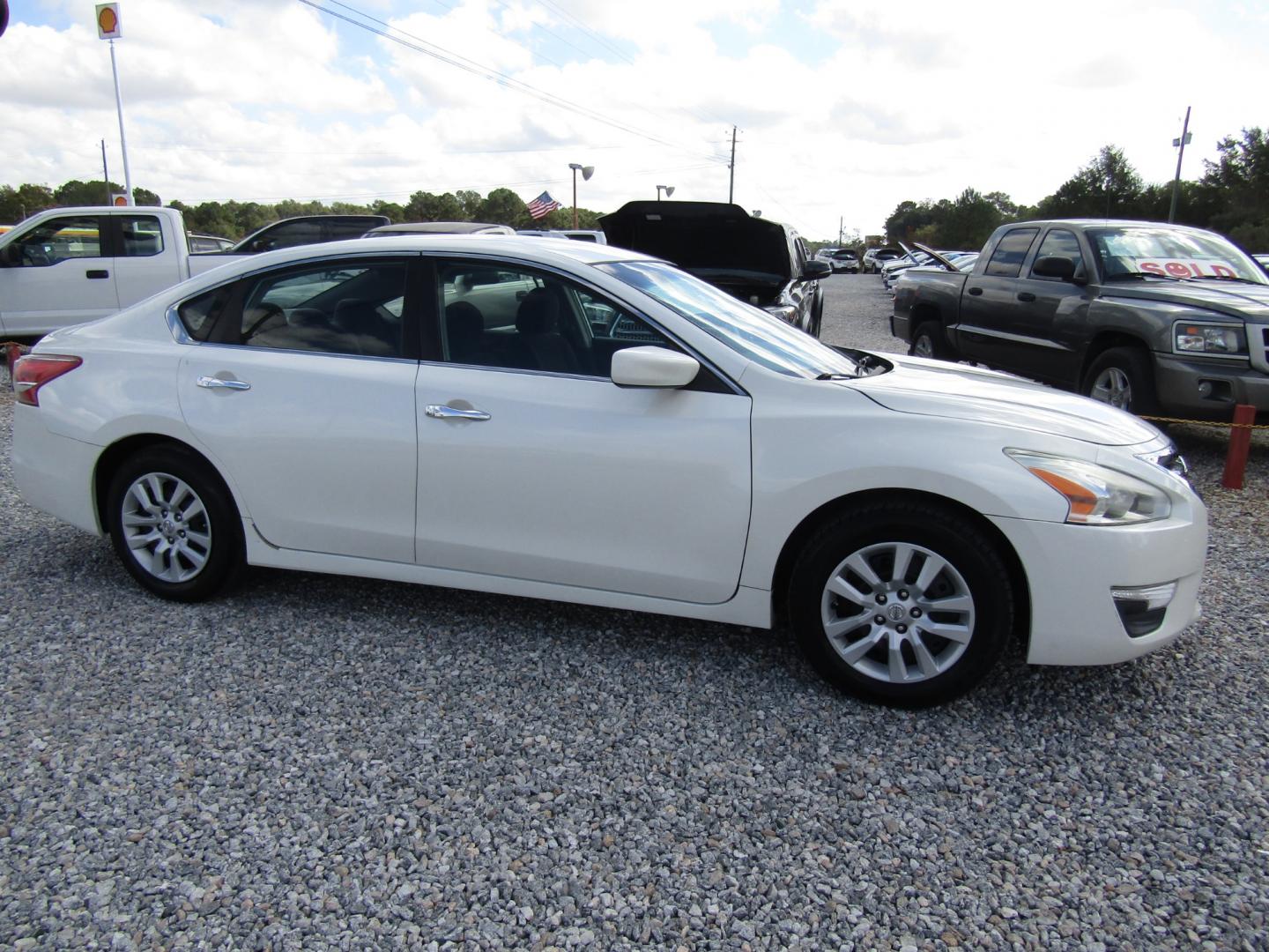 2013 White /Black Nissan Altima 2.5 S (1N4AL3AP8DC) with an 2.5L L4 DOHC 16V engine, Automatic transmission, located at 15016 S Hwy 231, Midland City, AL, 36350, (334) 983-3001, 31.306210, -85.495277 - Photo#0